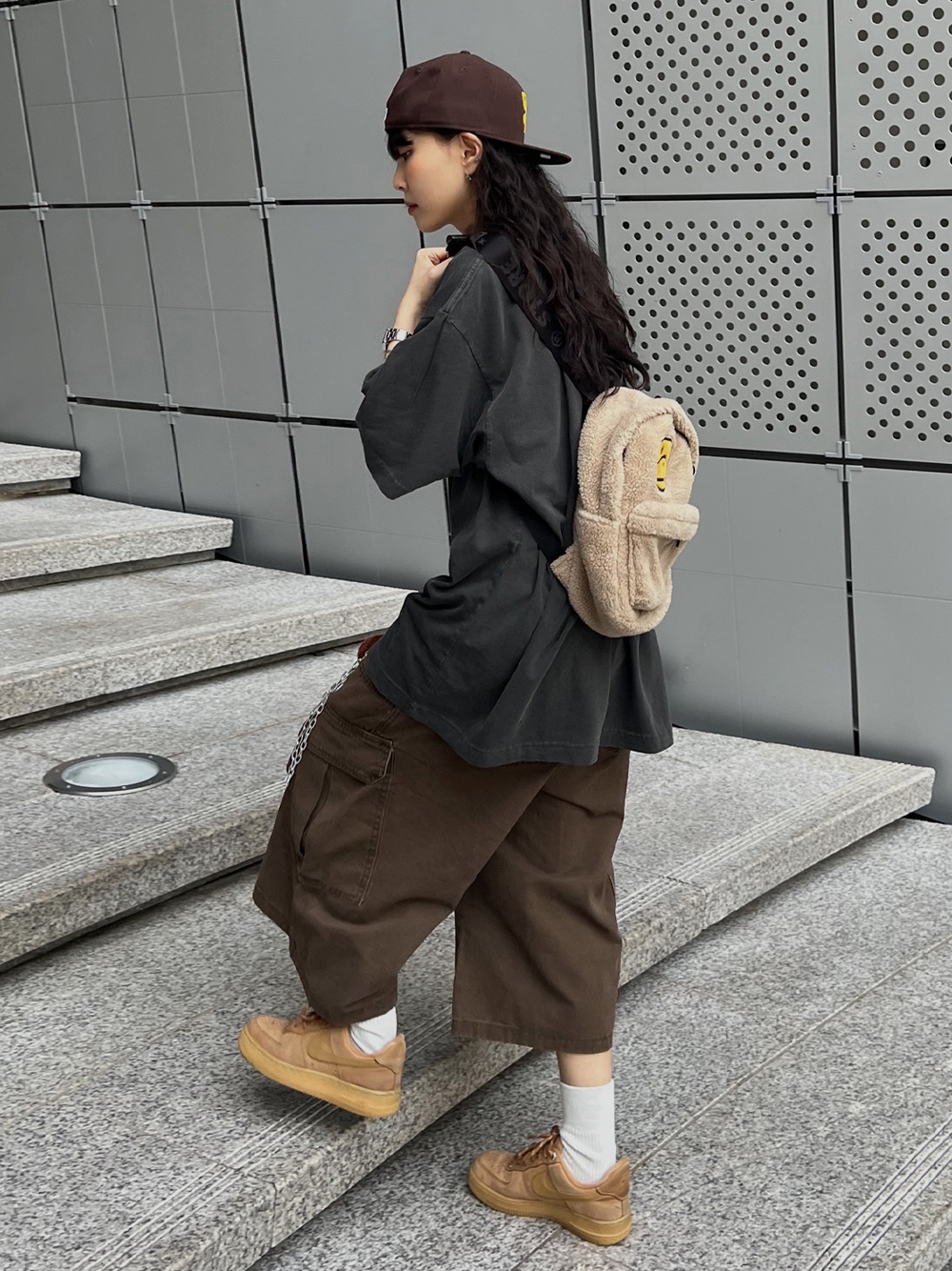 Nike Air Force 1 '07 WB Flax, BAPE Baby Milo Mini Fur Backpack Beige 착용 스타일 - 3