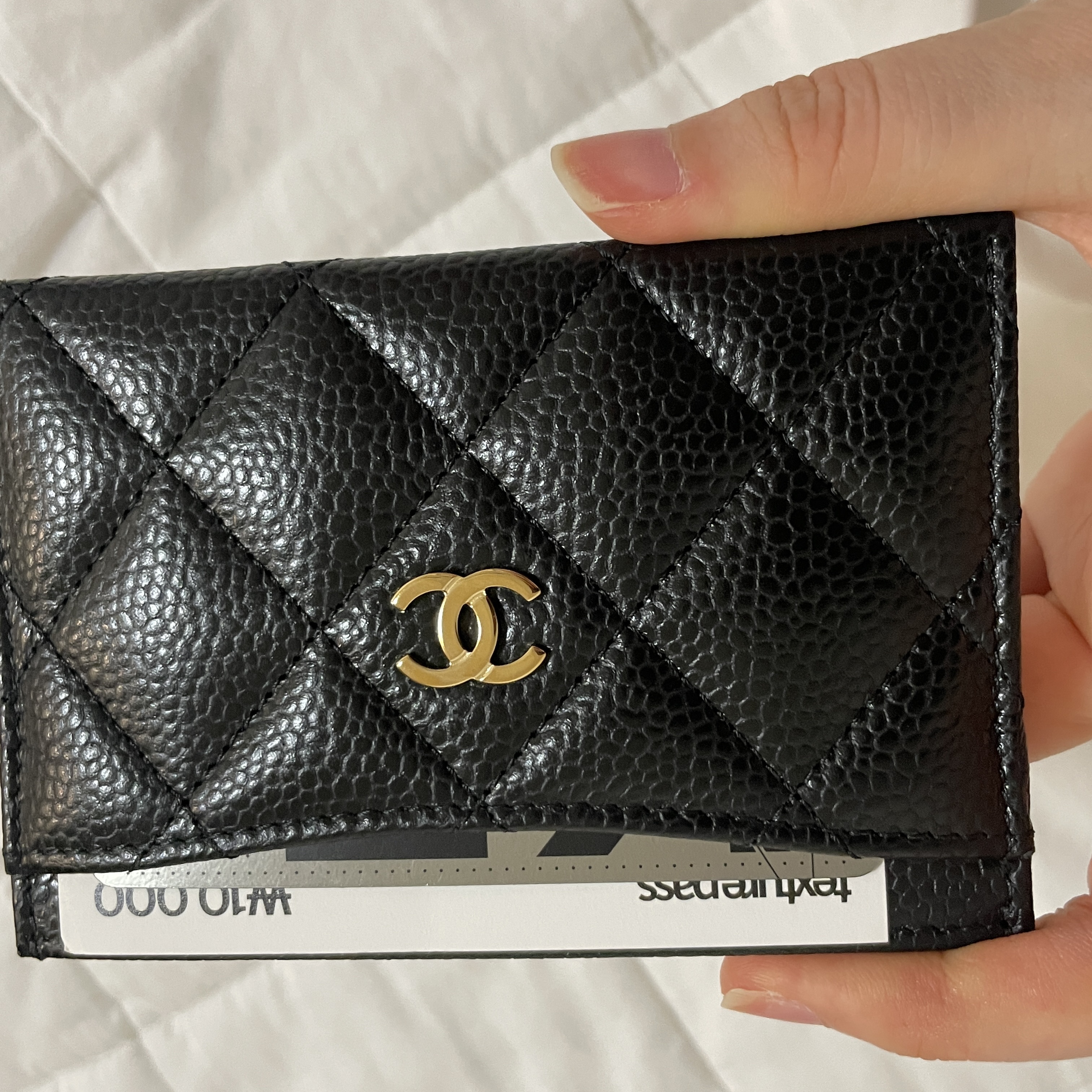Chanel Classic Card Holder Grained Calfskin & Gold Black 착용 스타일 - 4