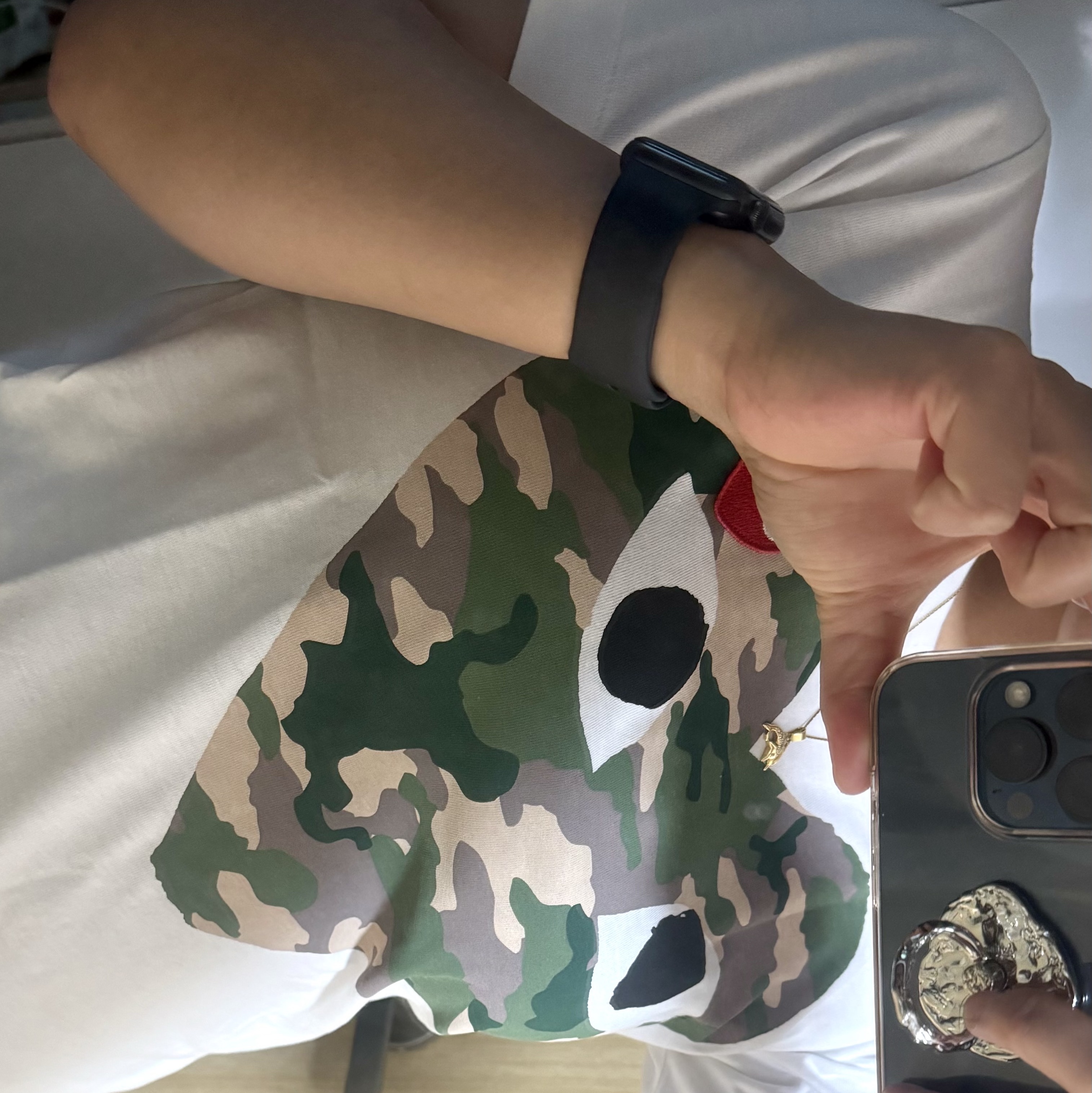 (W) Play Comme des Garcons Camouflage Heart T-Shirt White 착용 스타일