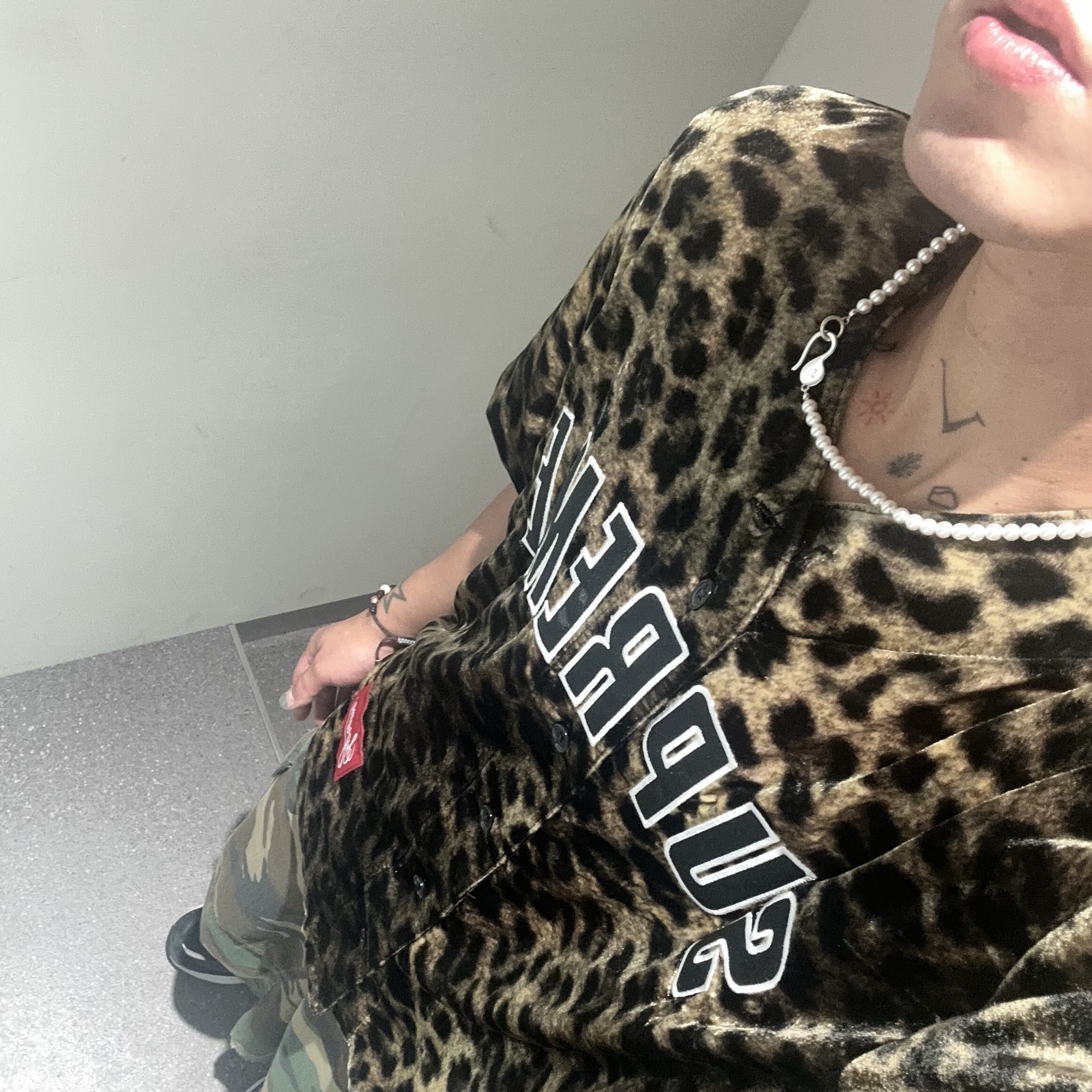 Supreme Velvet Baseball Jersey Leopard - 25SS, New Balance 990v6 Made in USA Black White 착용 스타일 - 2