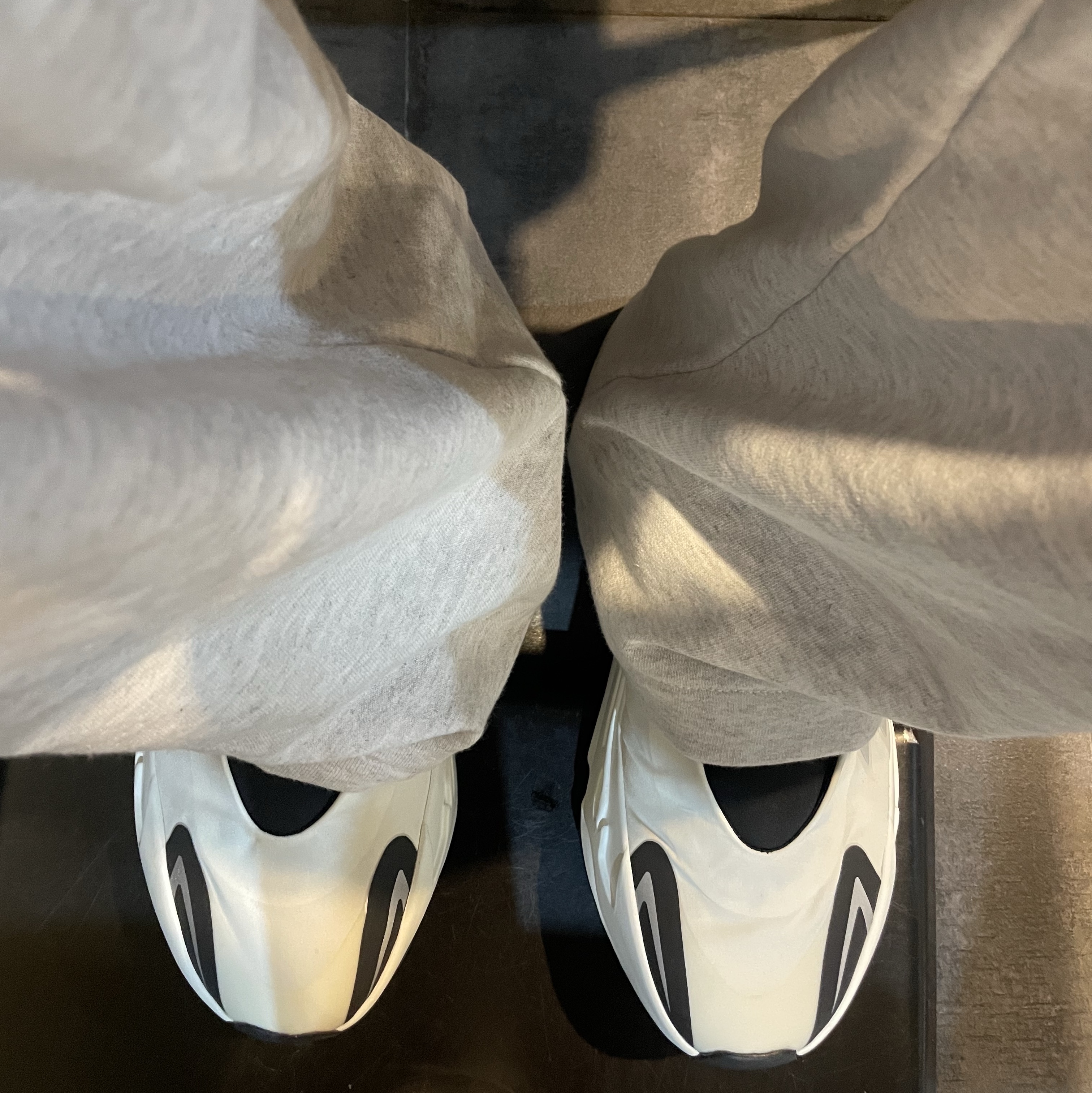 Yeezy x Gosha Rubchinskiy YZY Black Dogs Jogger Heather Grey, Adidas Yeezy Boost 700 MNVN Analog 착용 스타일 - 5