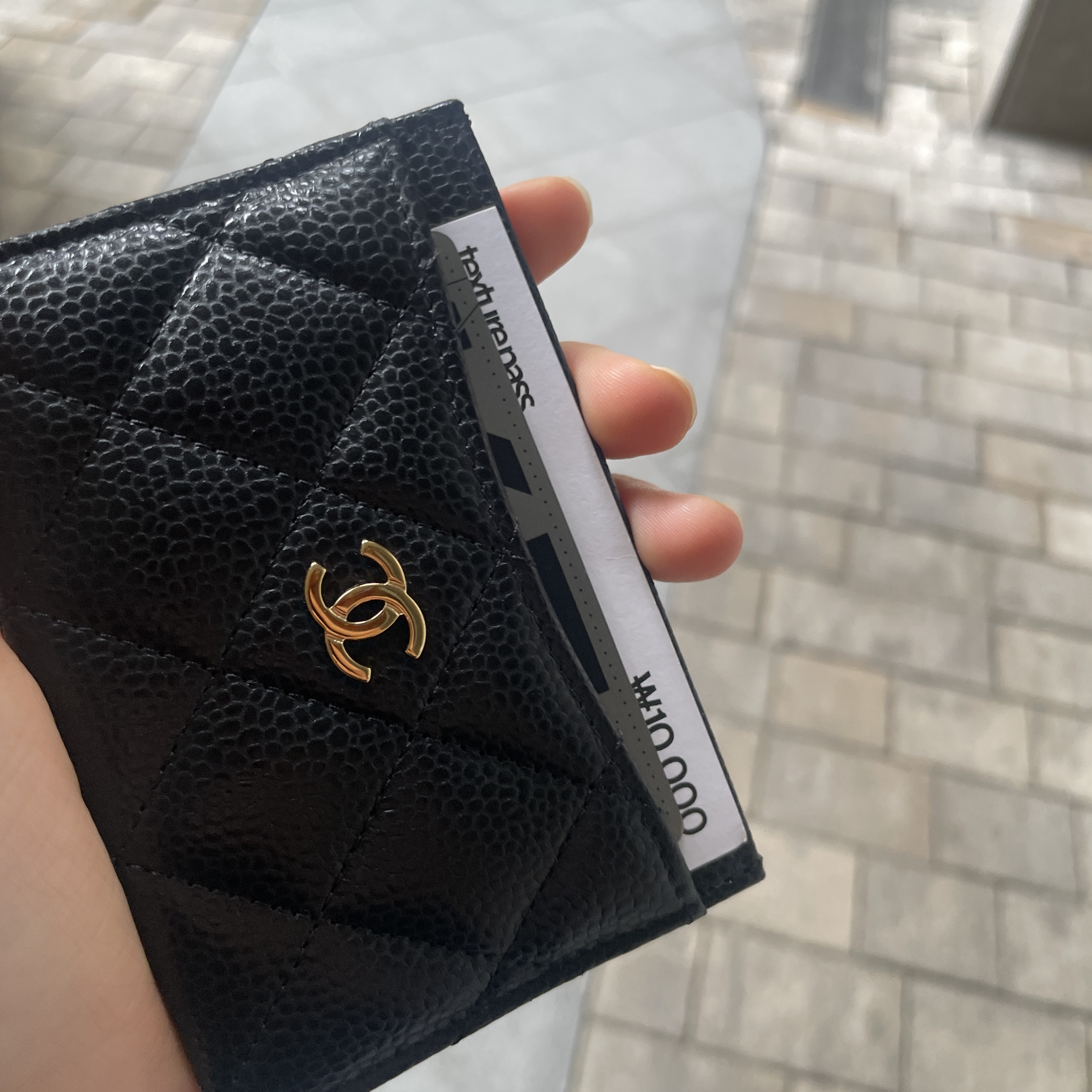 Chanel Classic Card Holder Grained Calfskin & Gold Black 착용 스타일 - 1