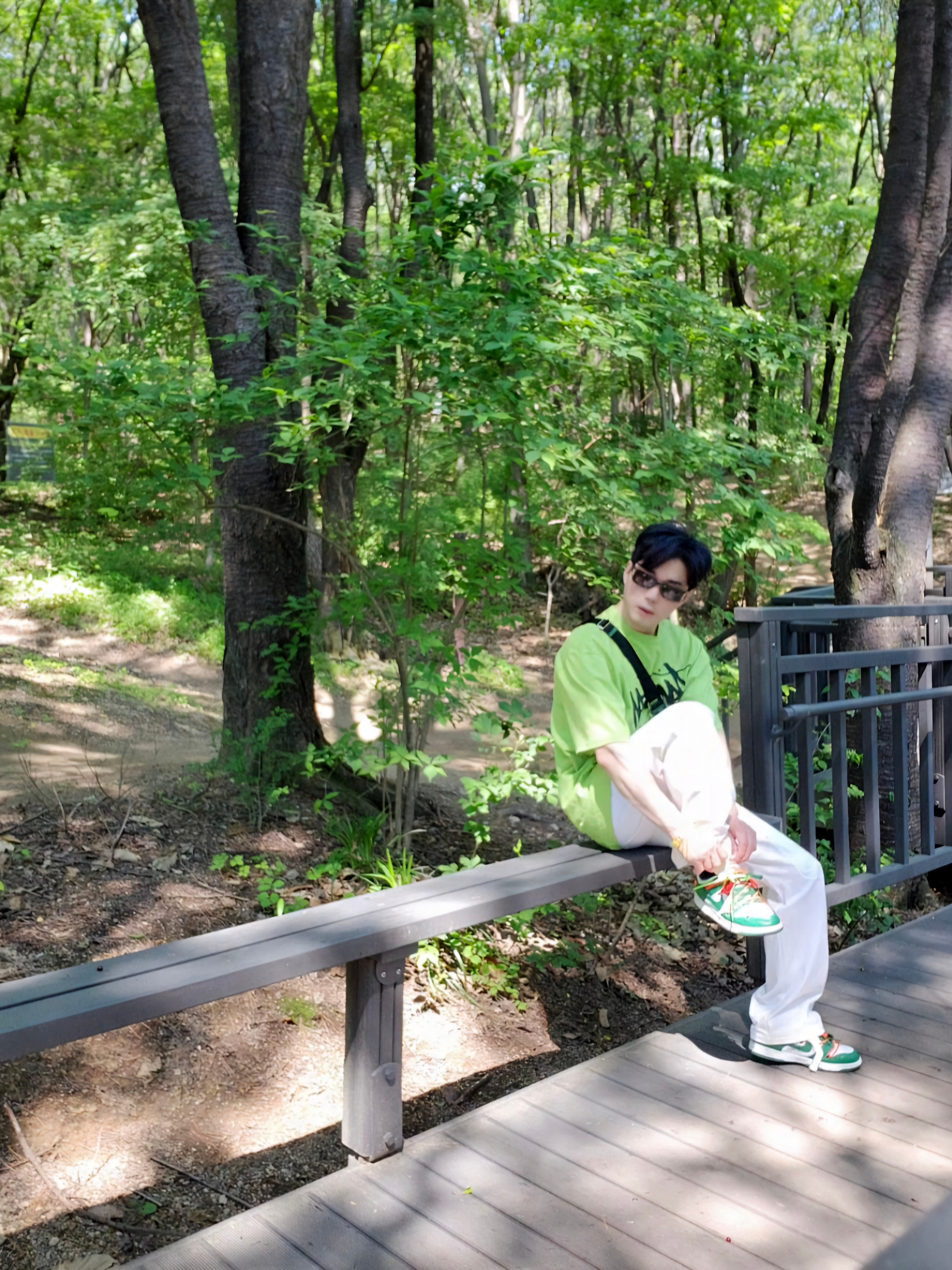 Stussy World Tour T-Shirt Tea 2023, Nike x Off-White Dunk Low Pine Green 착용 스타일 - 3