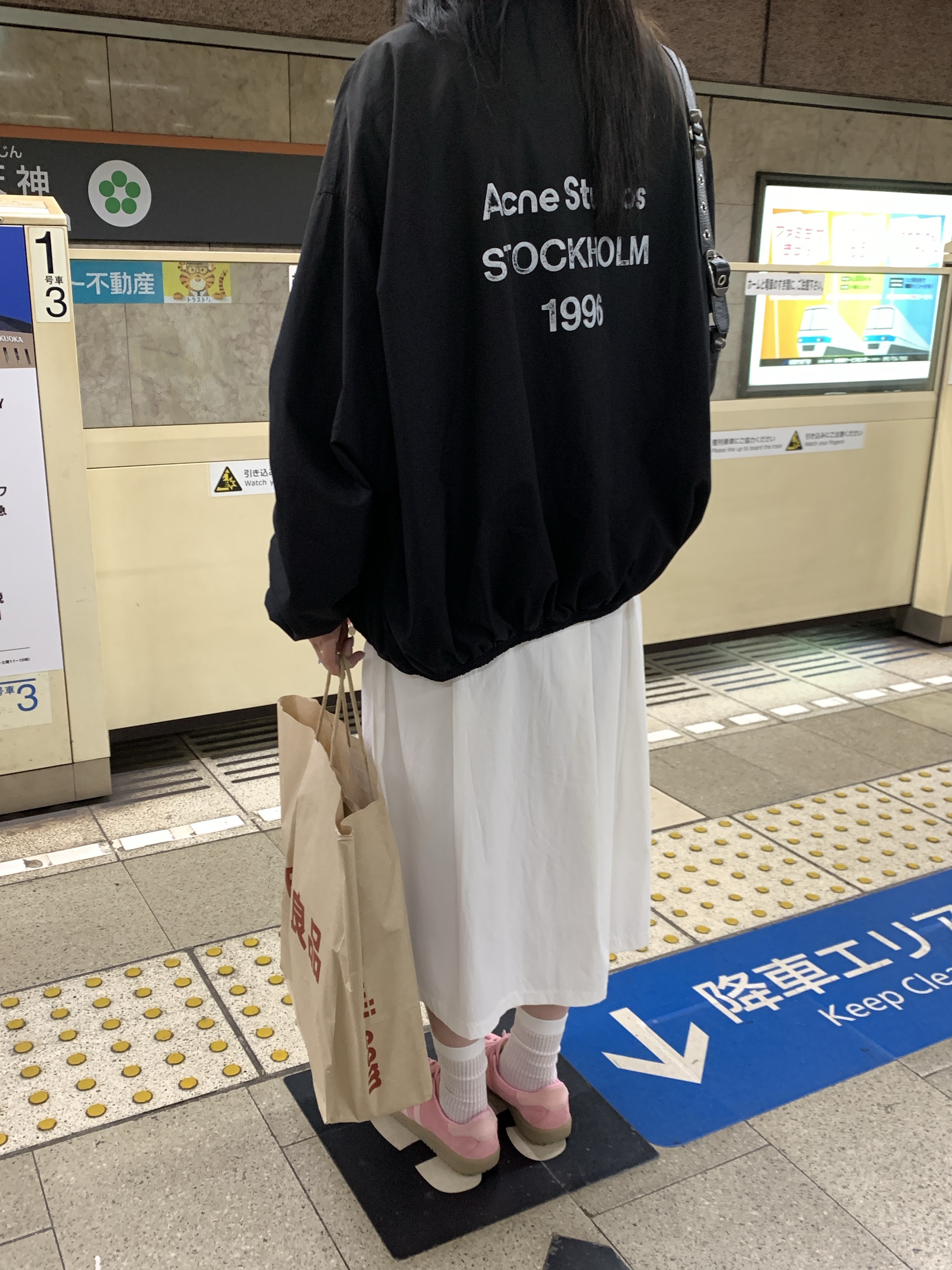Adidas Bermuda Glow Pink, Saint Laurent Rive Gauche Small Tote Bag in Smooth Leather Noir 착용 스타일 - 3