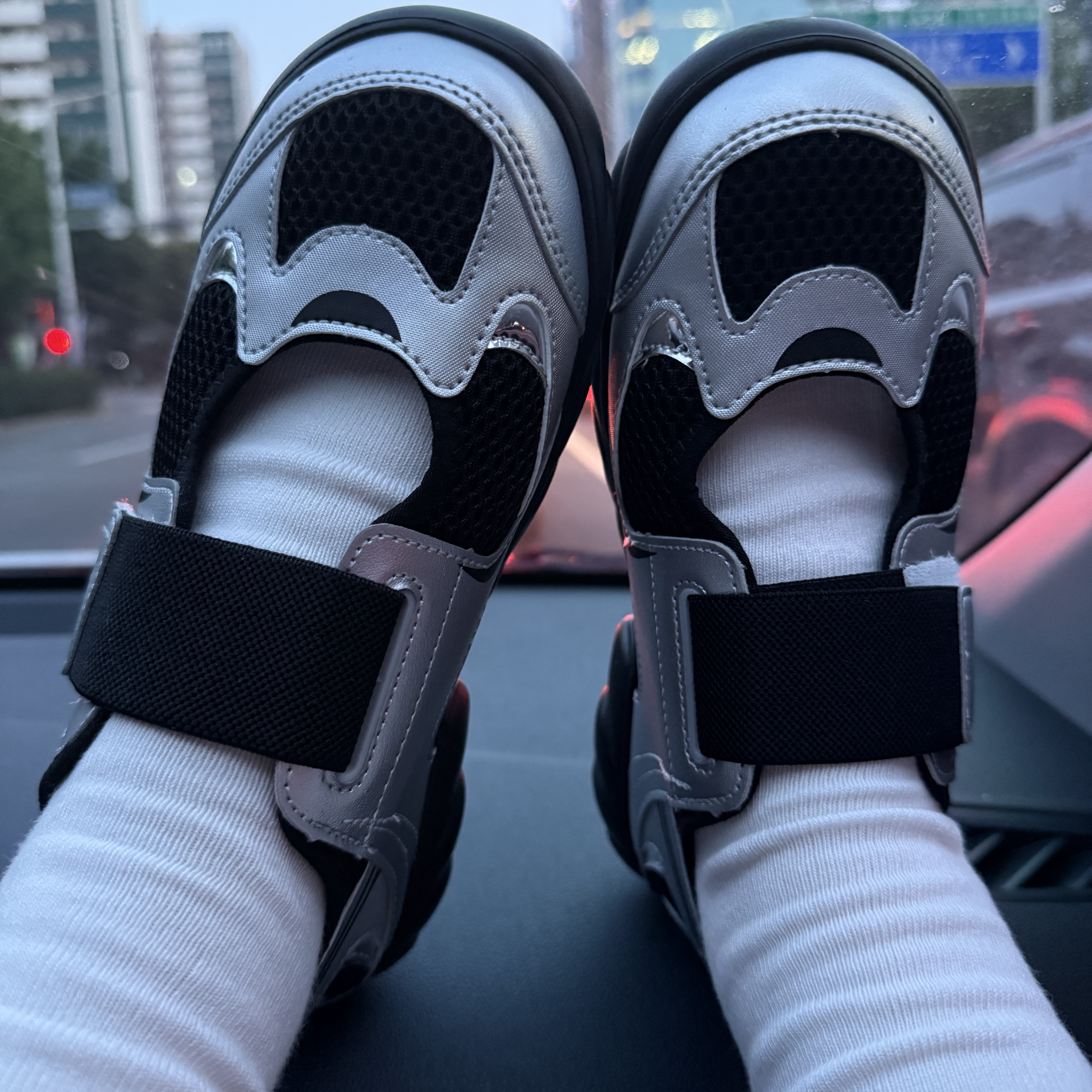 (Kids) New Balance Freedle 920 Sandal Gray 착용 스타일