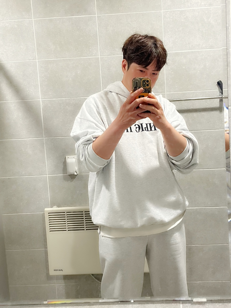Yeezy x Gosha Rubchinskiy YZY Black Dogs Hoodie Heather Grey, Yeezy x Gosha Rubchinskiy YZY Black Dogs Jogger Heather Grey 착용 스타일 - 1