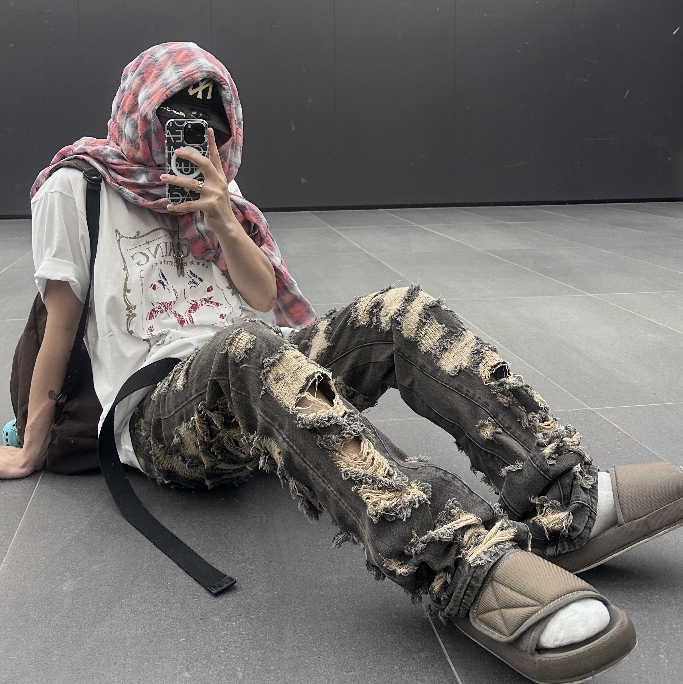 Yeezy Season 7 Nylon Slipper Graphite 착용 스타일