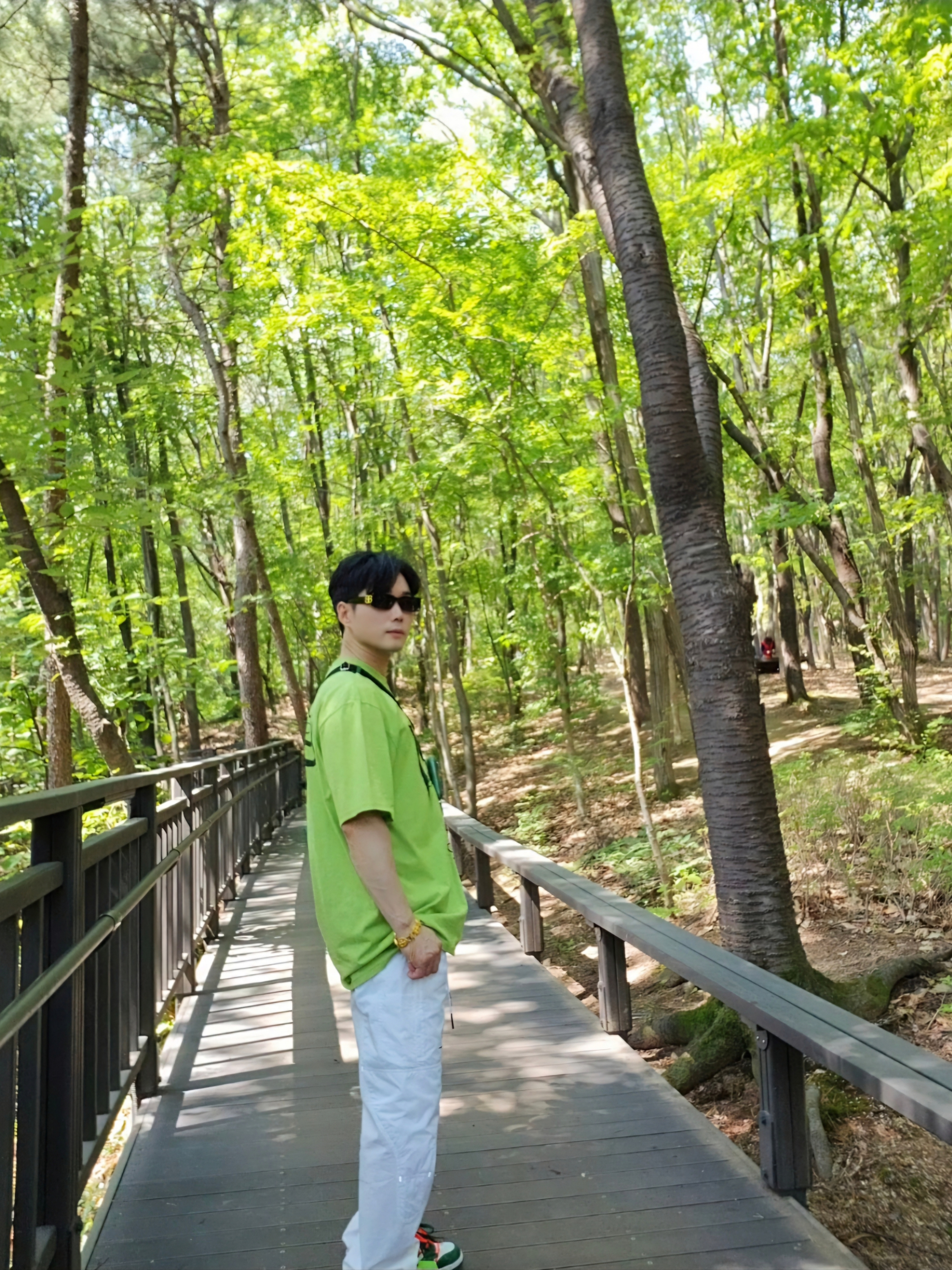 Stussy World Tour T-Shirt Tea 2023, Nike x Off-White Dunk Low Pine Green 착용 스타일 - 4