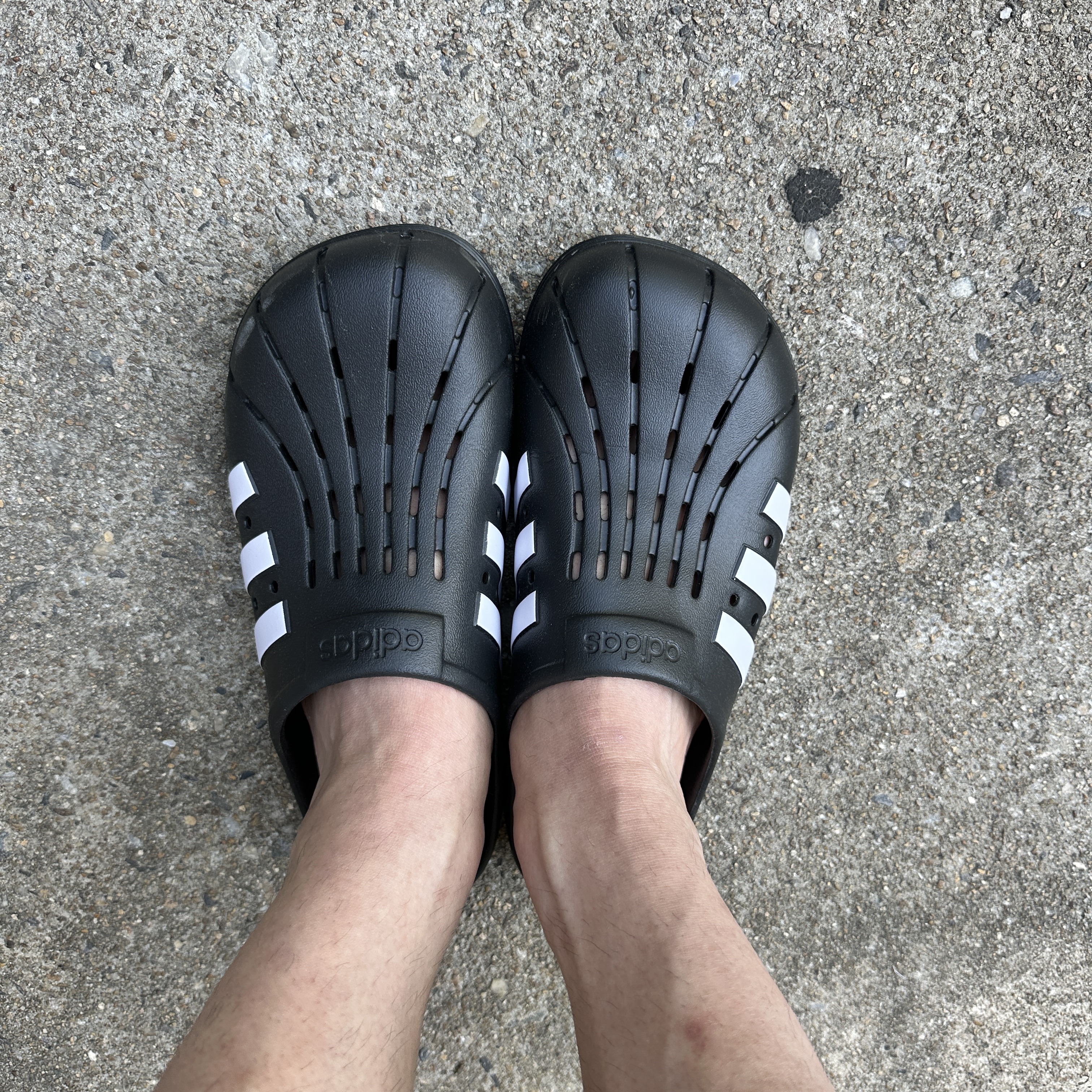 Adidas Adilette Clog Black White 착용 스타일