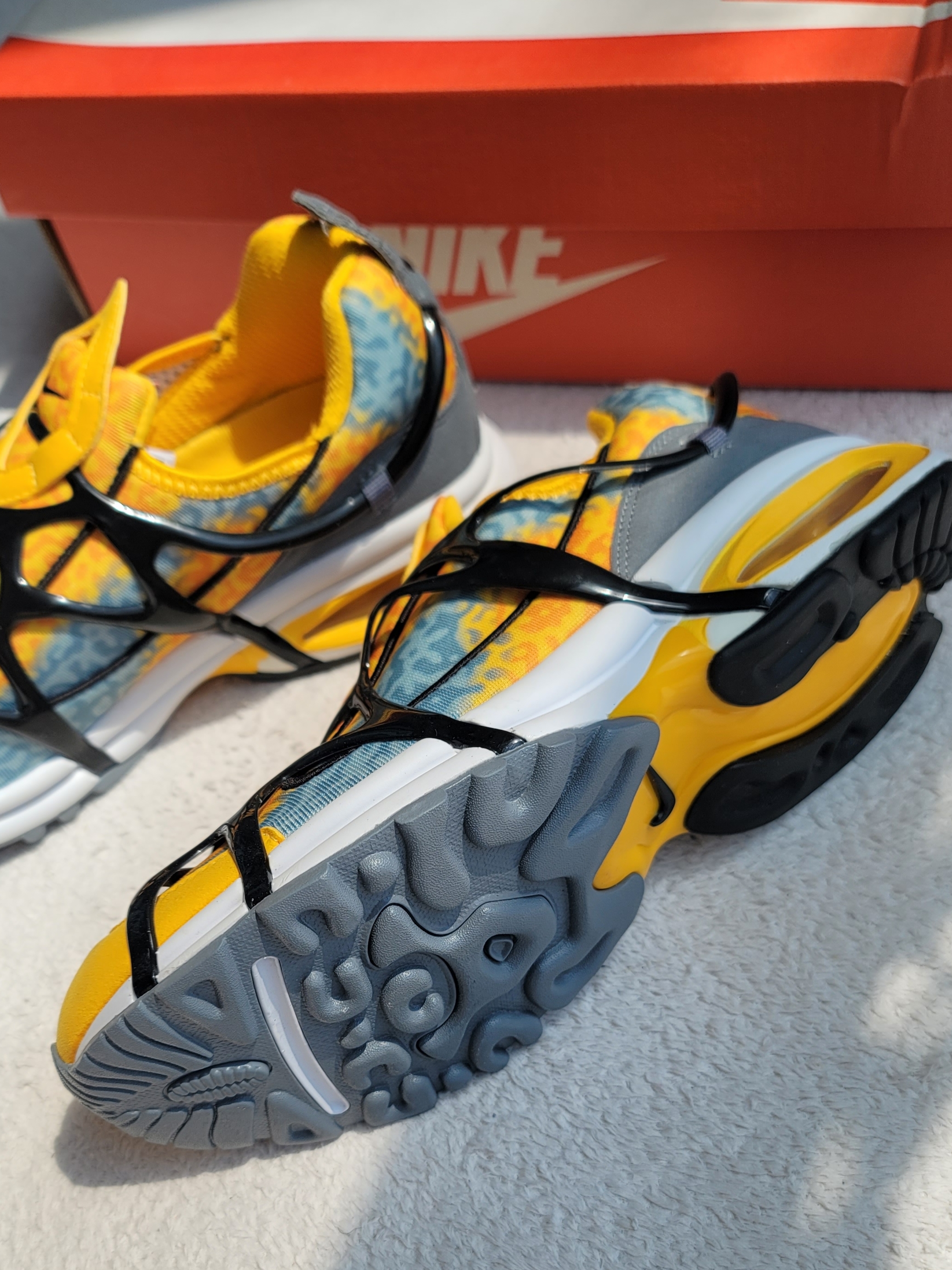 Nike Air Kukini University Gold Cool Grey 착용 스타일 - 2