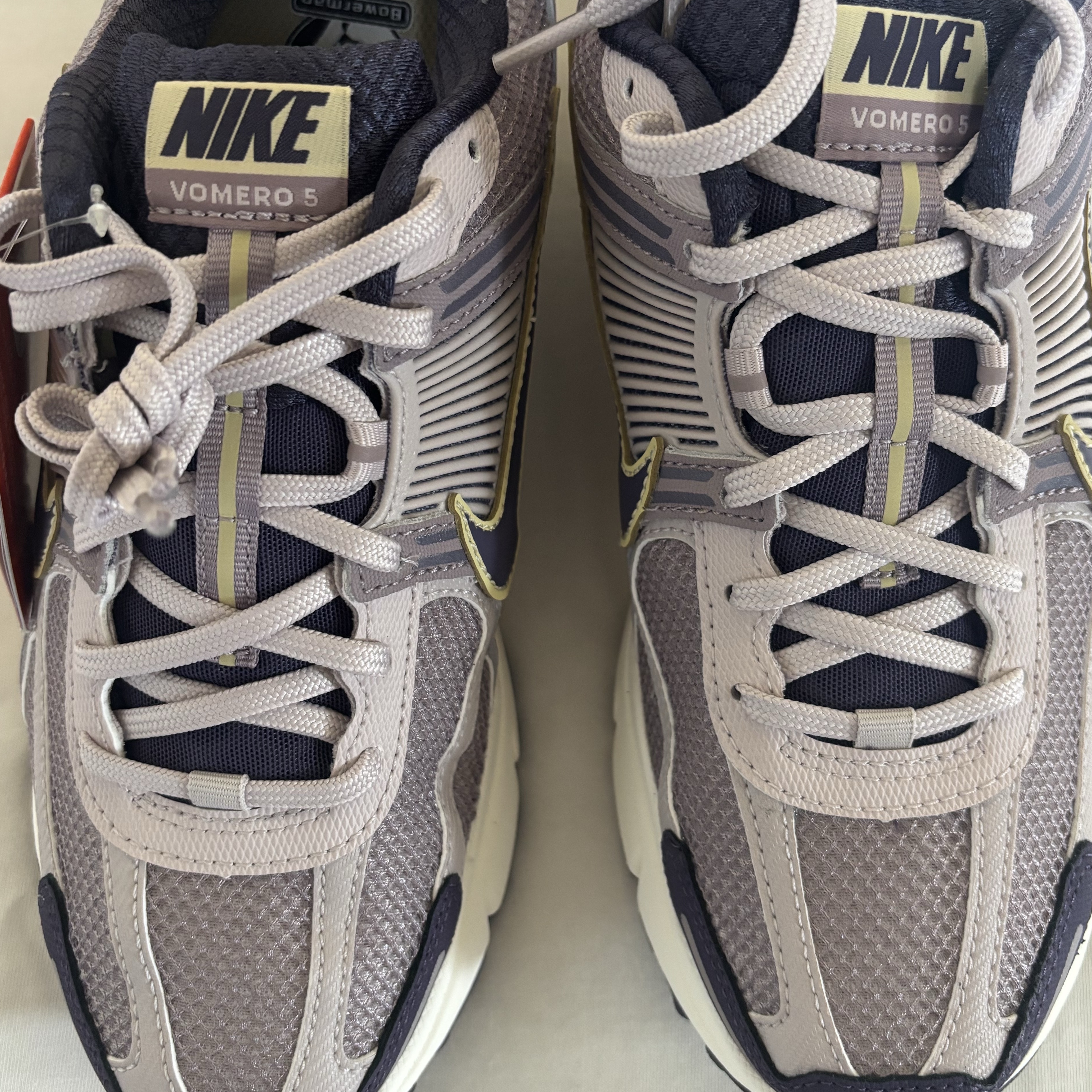 Nike Zoom Vomero 5 Platinum Violet Dark Raisin 착용 스타일