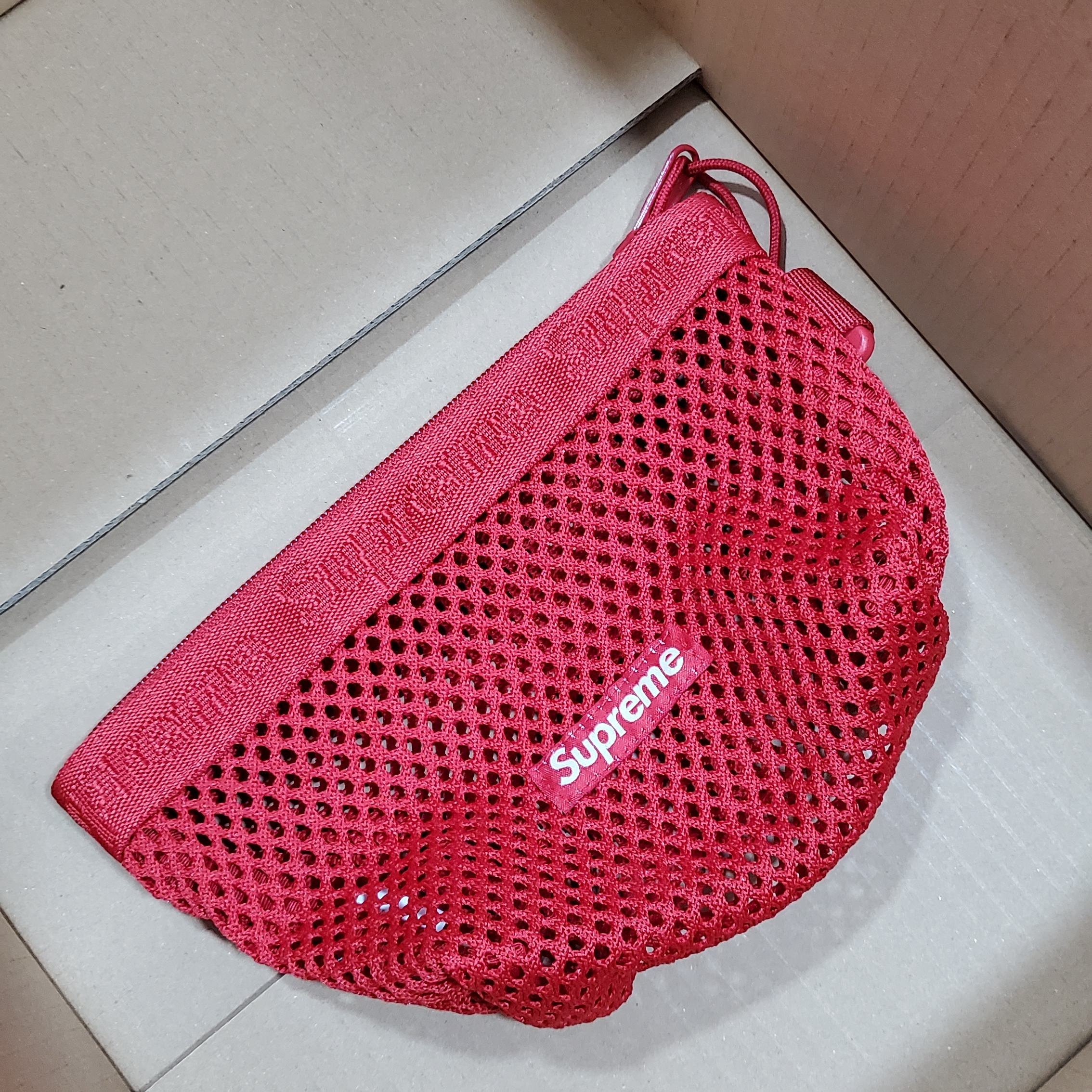 Supreme Mesh Mini Pouch Red - 25SS 착용 스타일