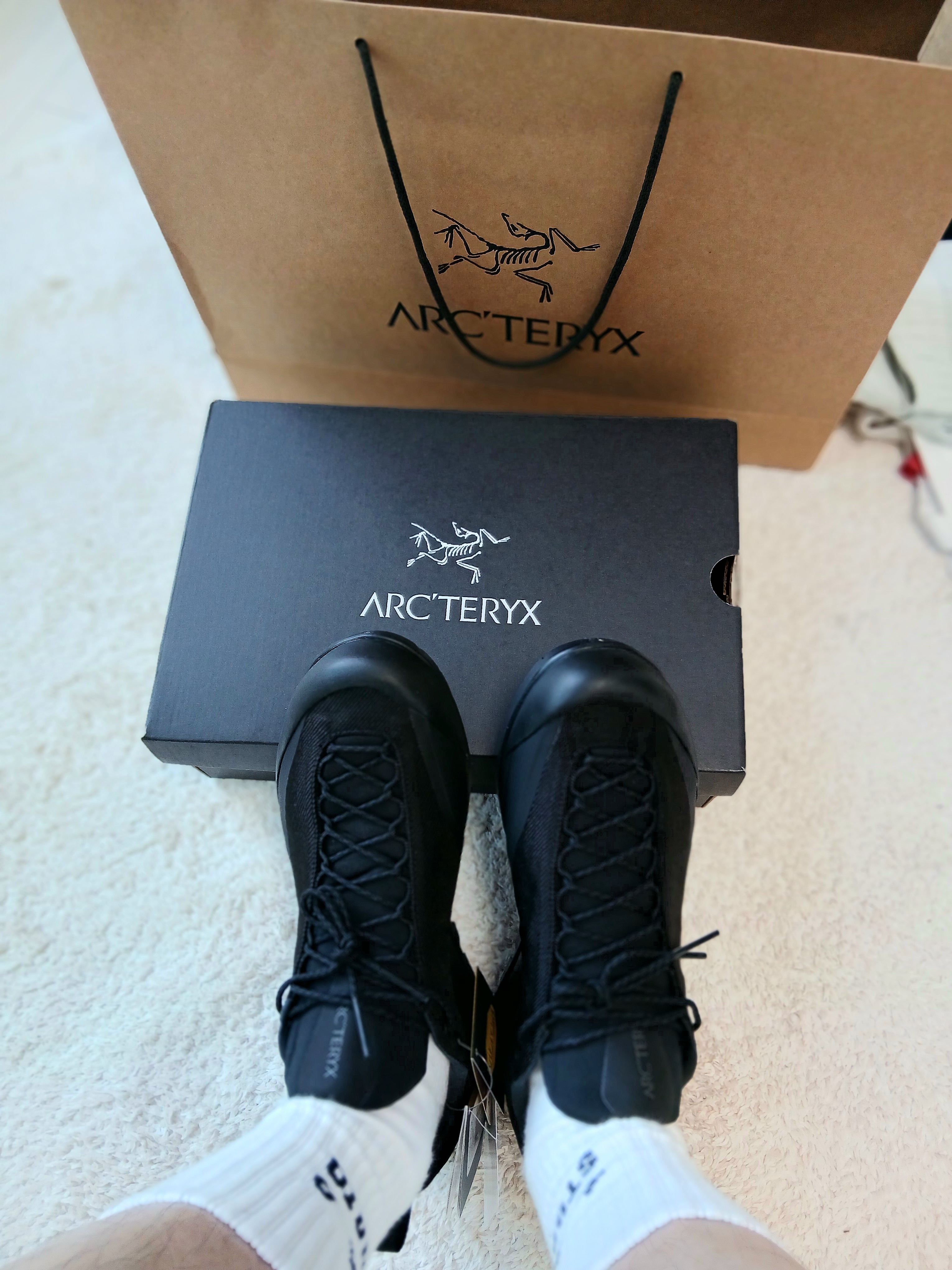 Arc'teryx Konseal FL 2 Black Carbon Copy, IAB Studio Socks White (5 Pack) 착용 스타일 - 9