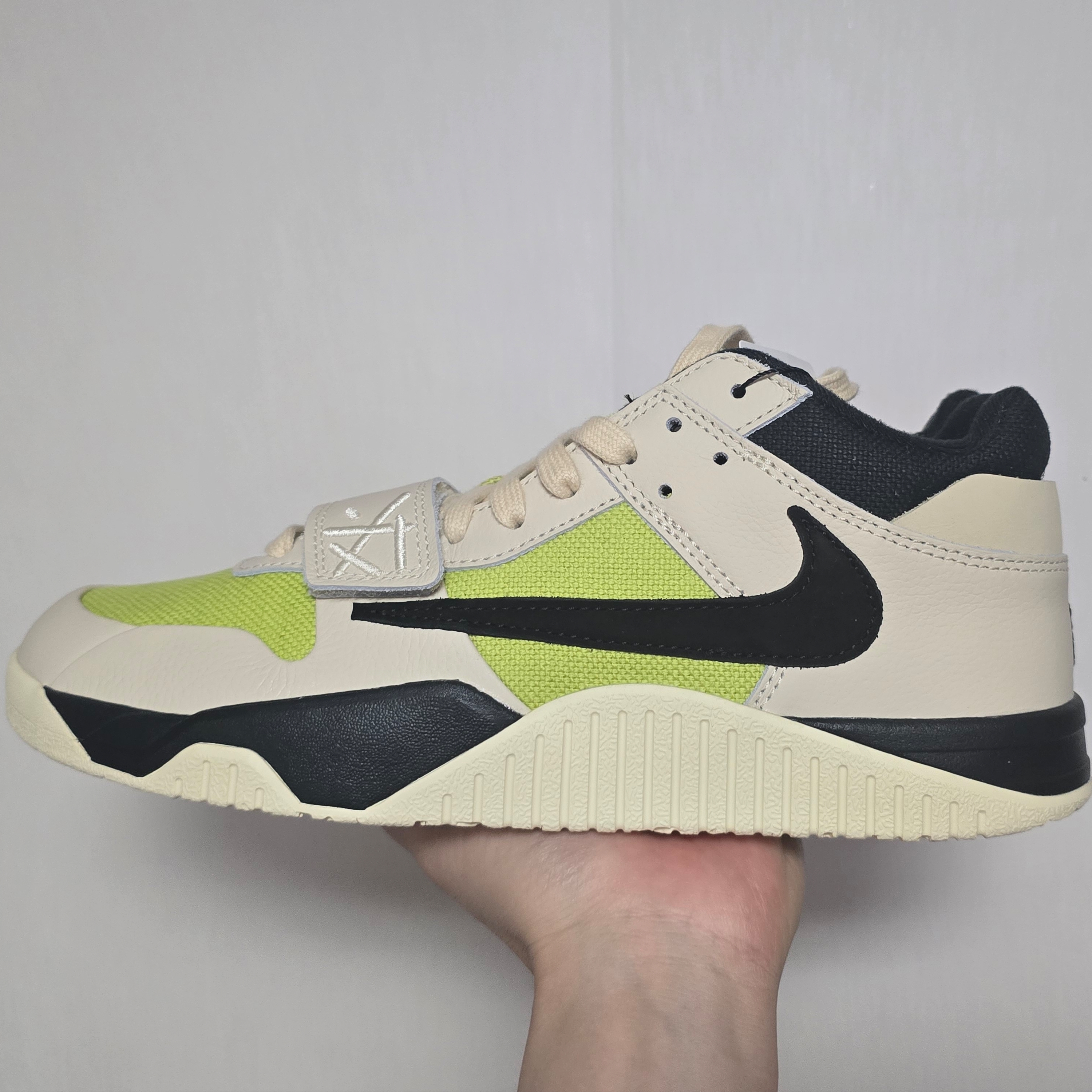 Jordan x Travis Scott Jumpman Jack TR Bright Cactus 착용 스타일 - 1