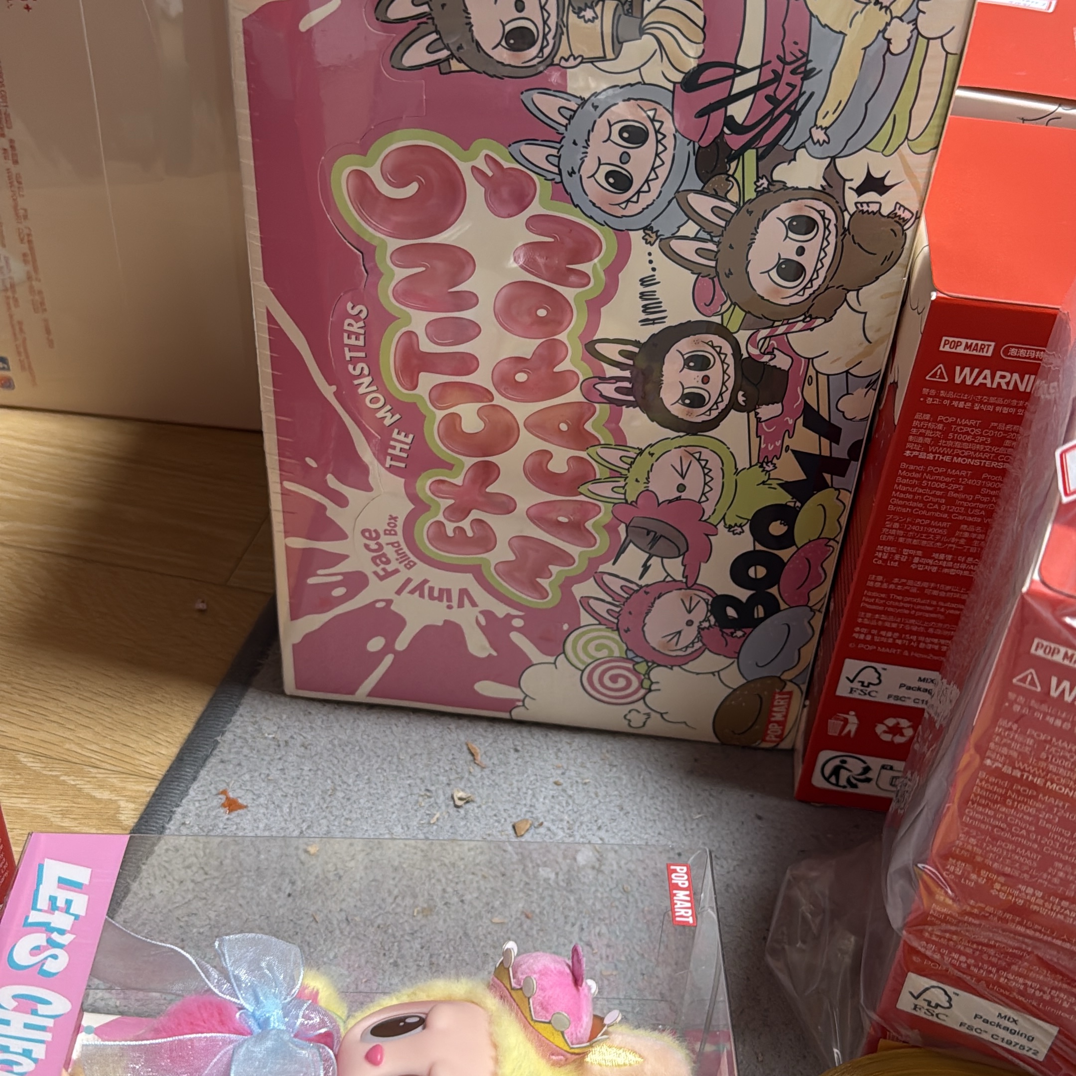 Pop Mart The Monsters Labubu Tasty Macarons Series Sealed Case (6 Blind Boxes) 착용 스타일 - 2