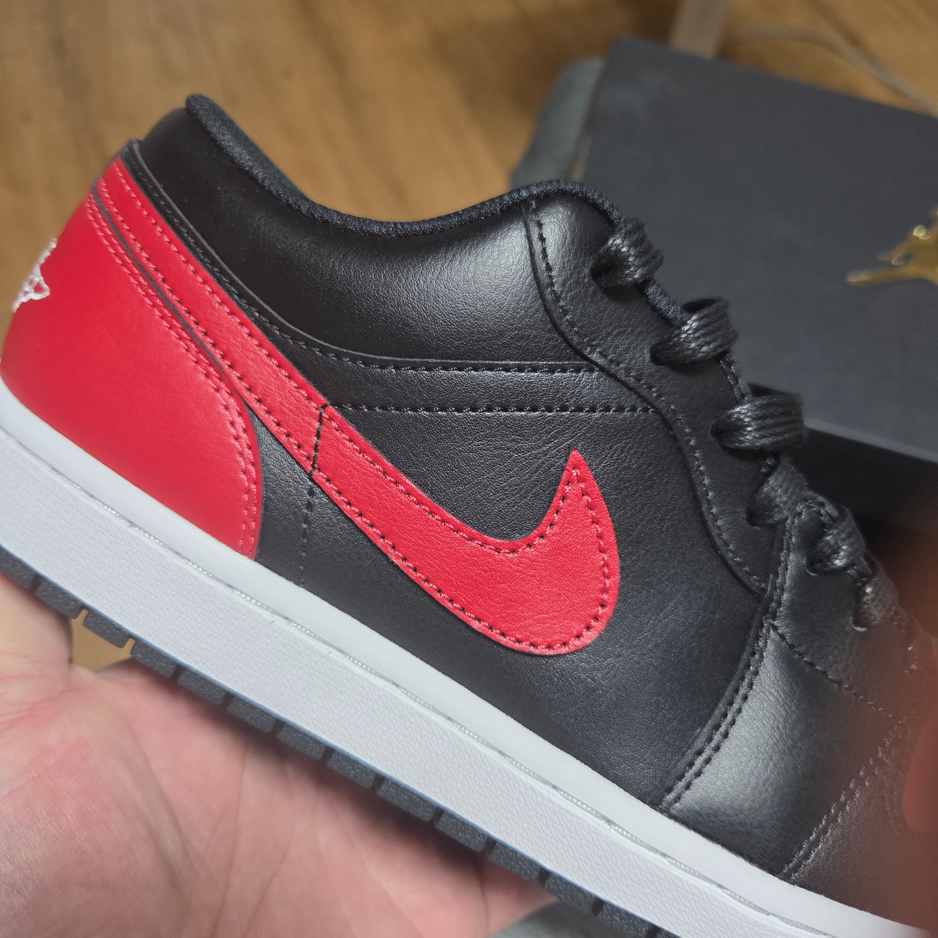 Jordan 1 Low Black Varsity Red 착용 스타일 - 2