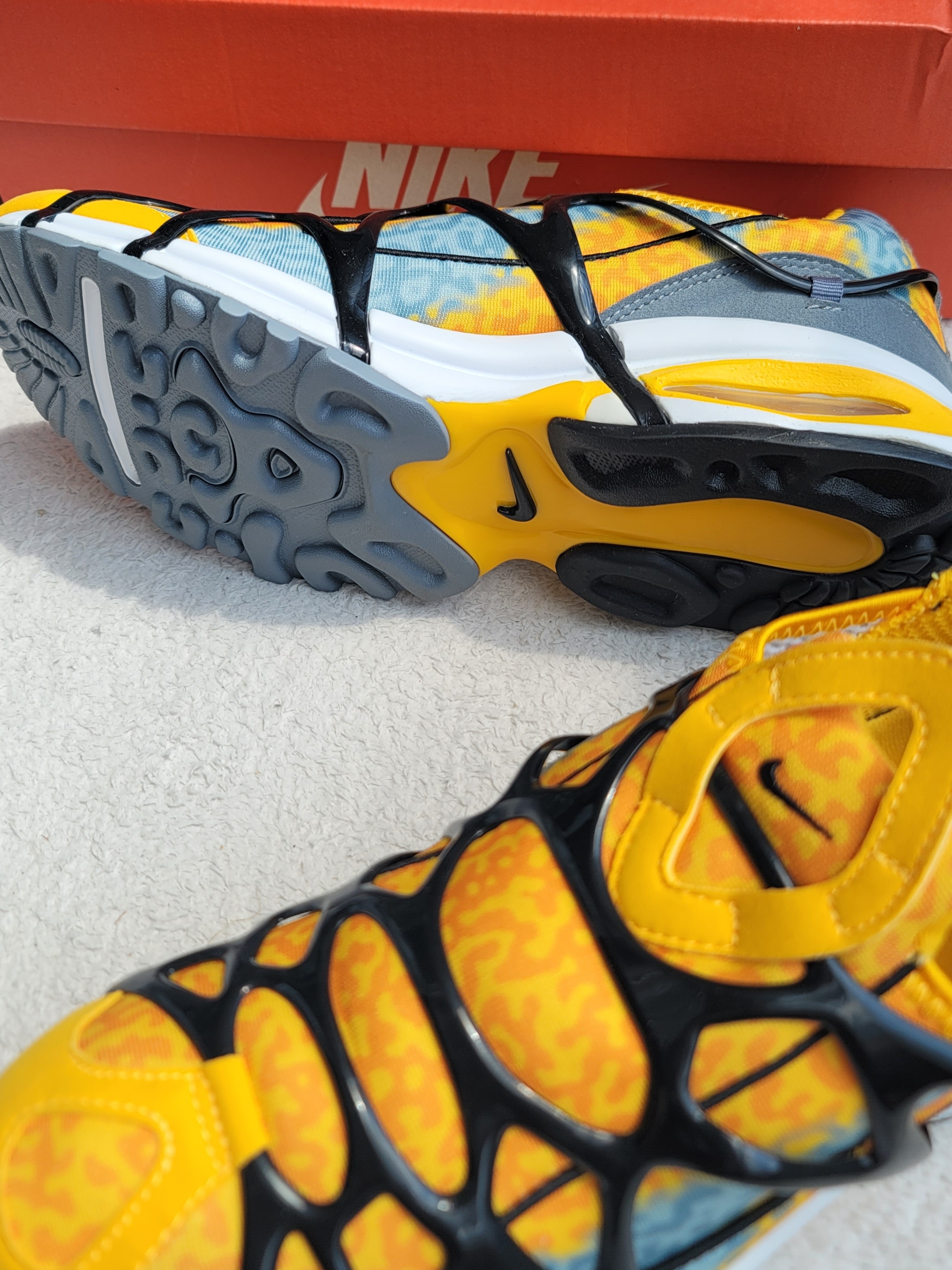Nike Air Kukini University Gold Cool Grey 착용 스타일 - 3