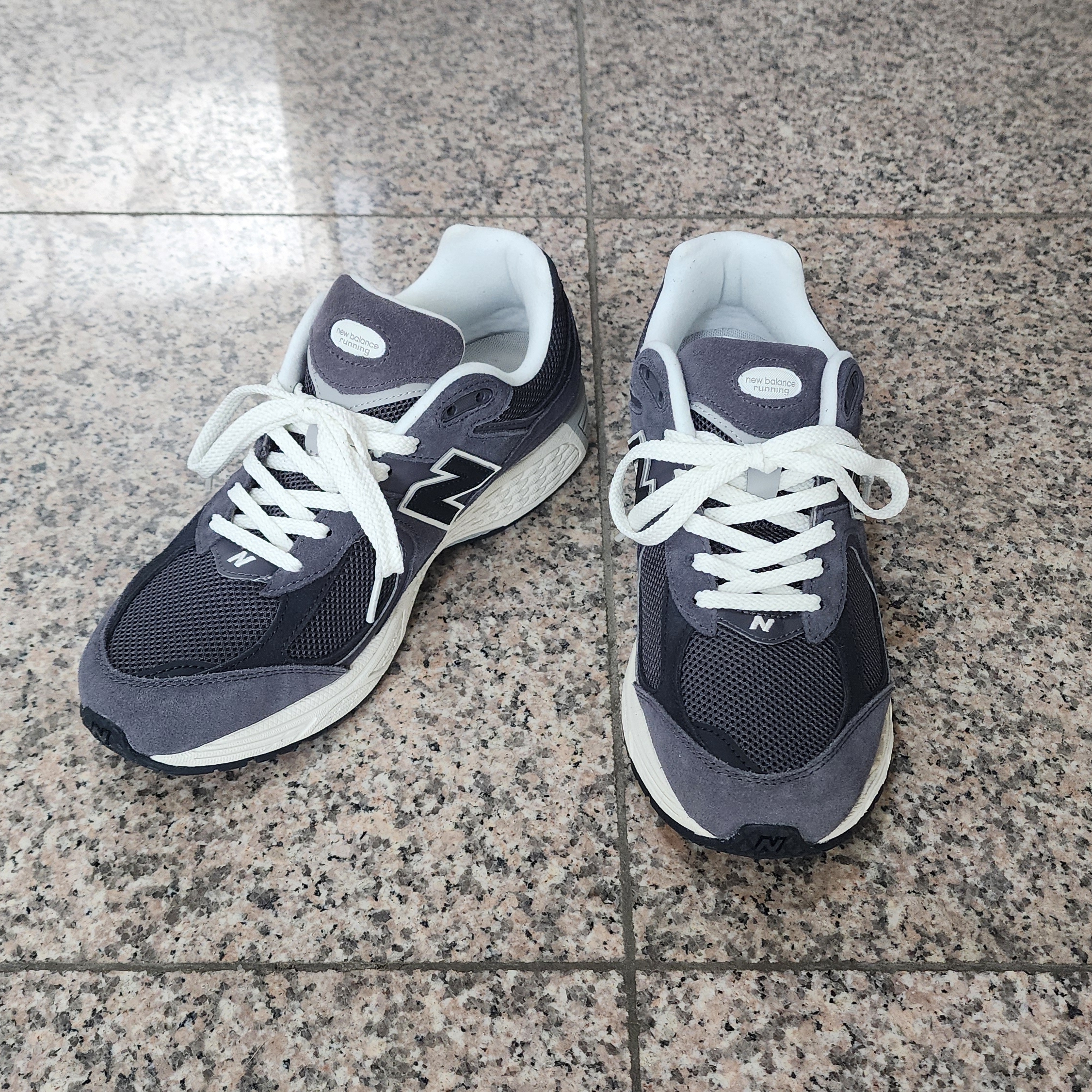 New Balance 2002R Magnet Phantom 착용 스타일 - 2