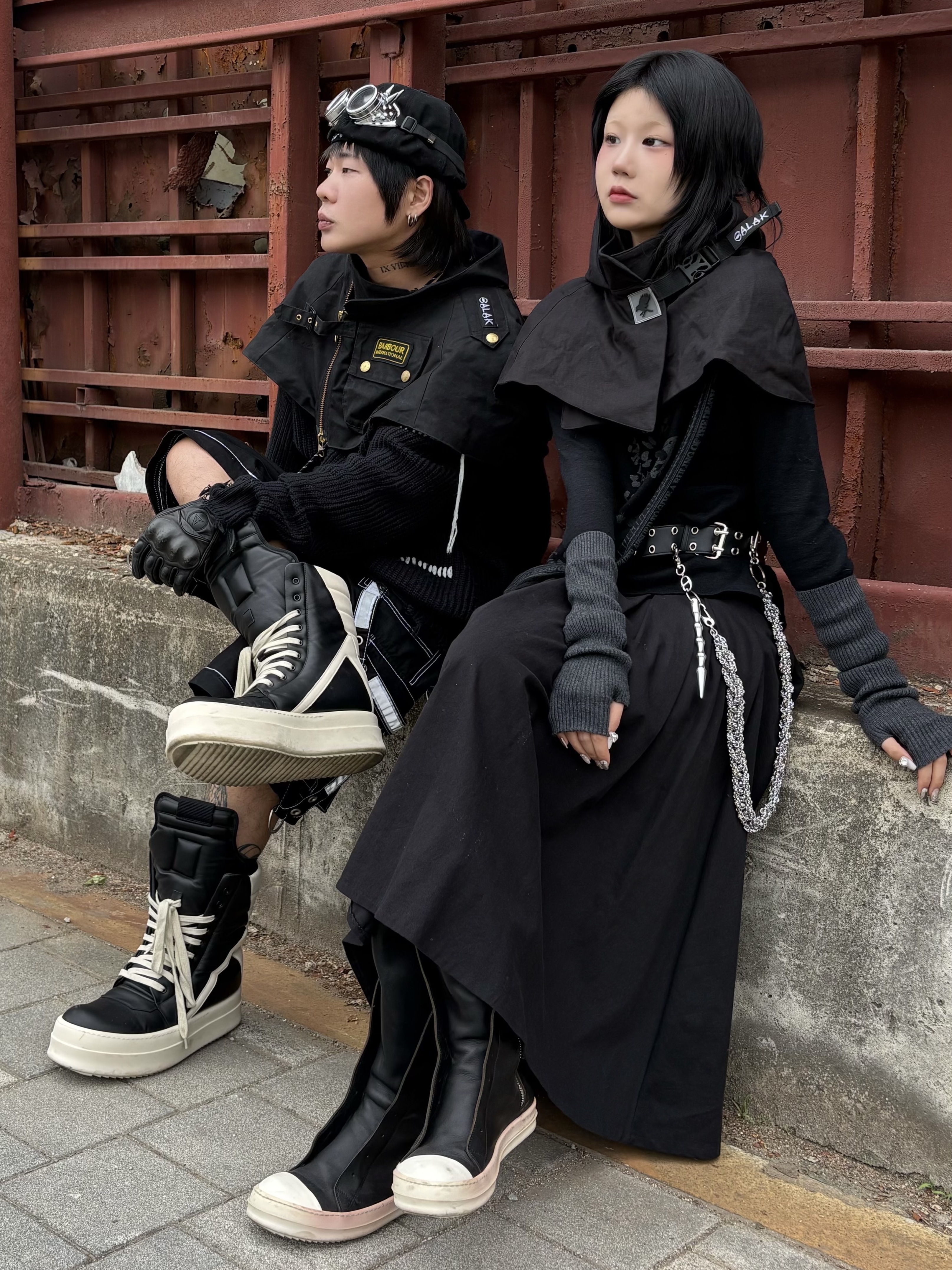 Rick Owens Hollywood Mega Bumper Geobasket in Full Grain Calf Leather Black Milk 착용 스타일 - 3