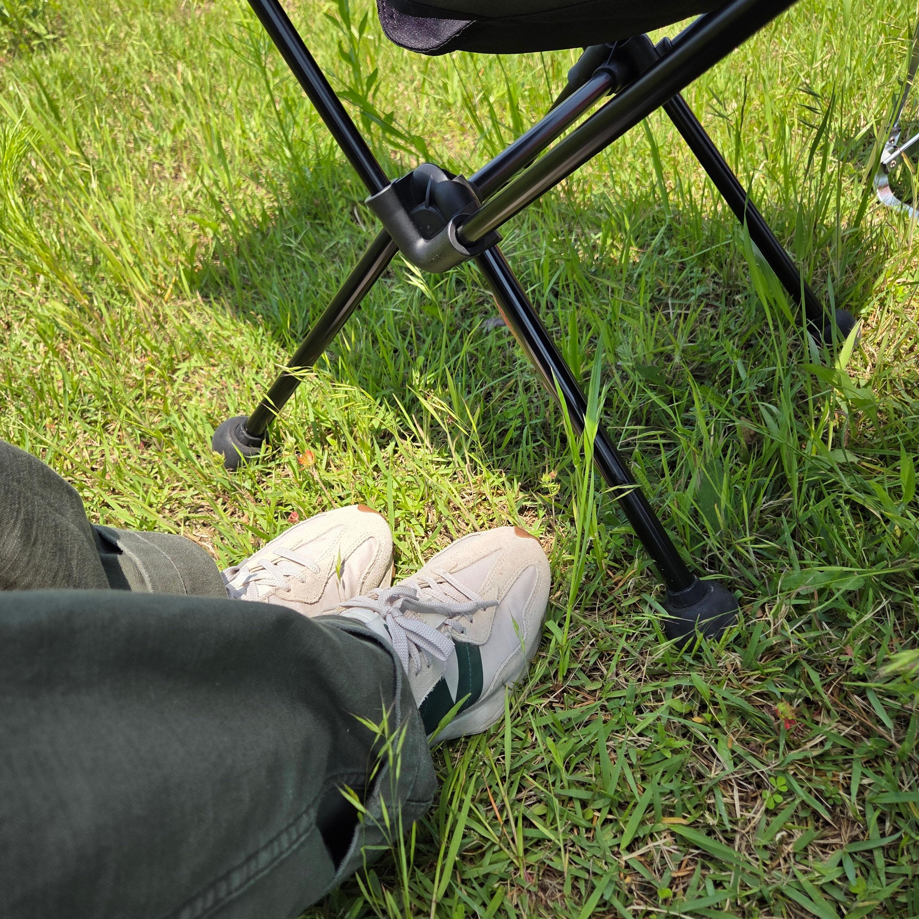 New Balance 327 Timberwolf, Helinox Tactical Sunset Chair Black 착용 스타일