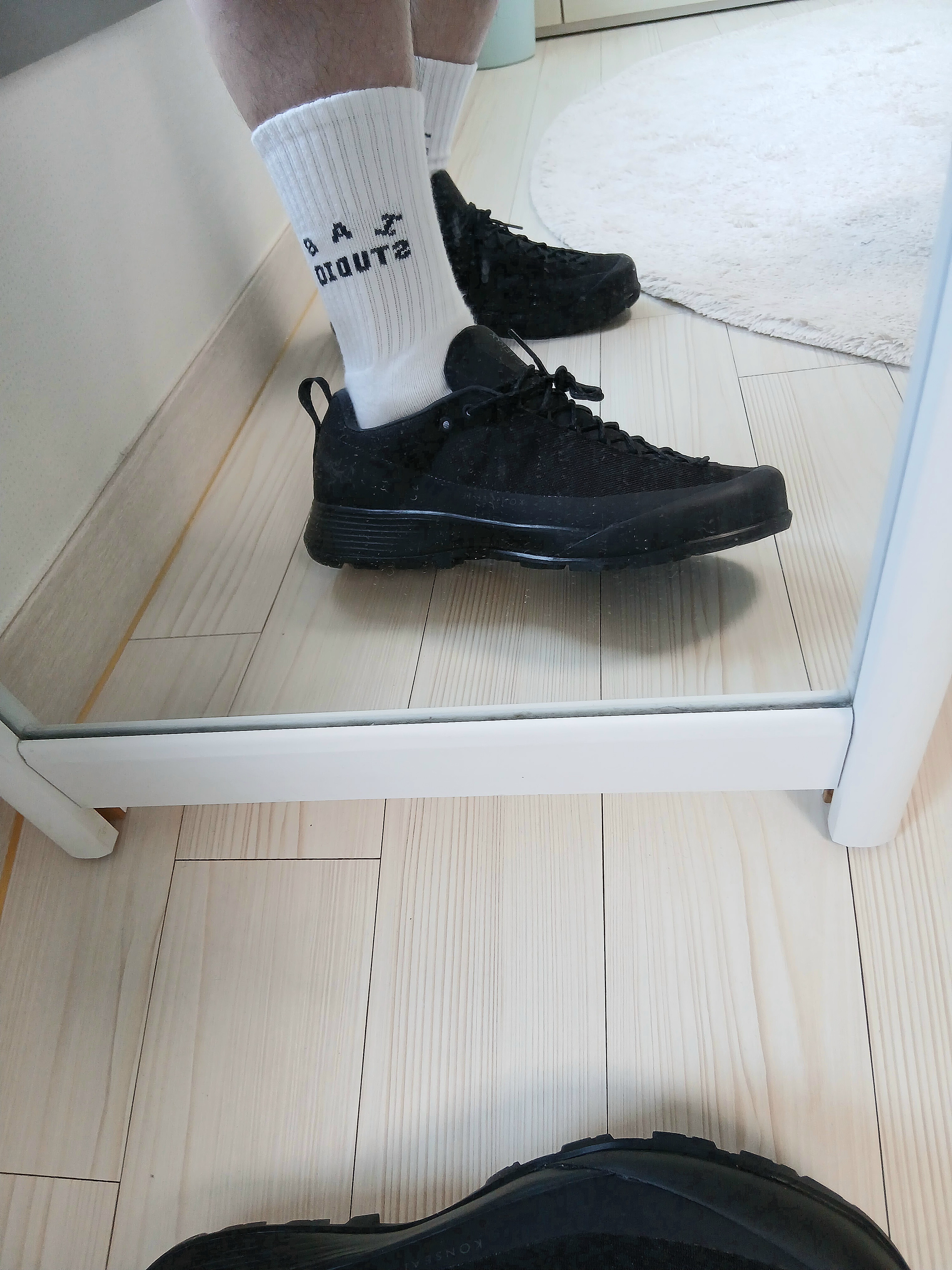 Arc'teryx Konseal FL 2 Black Carbon Copy, IAB Studio Socks White (5 Pack) 착용 스타일 - 7