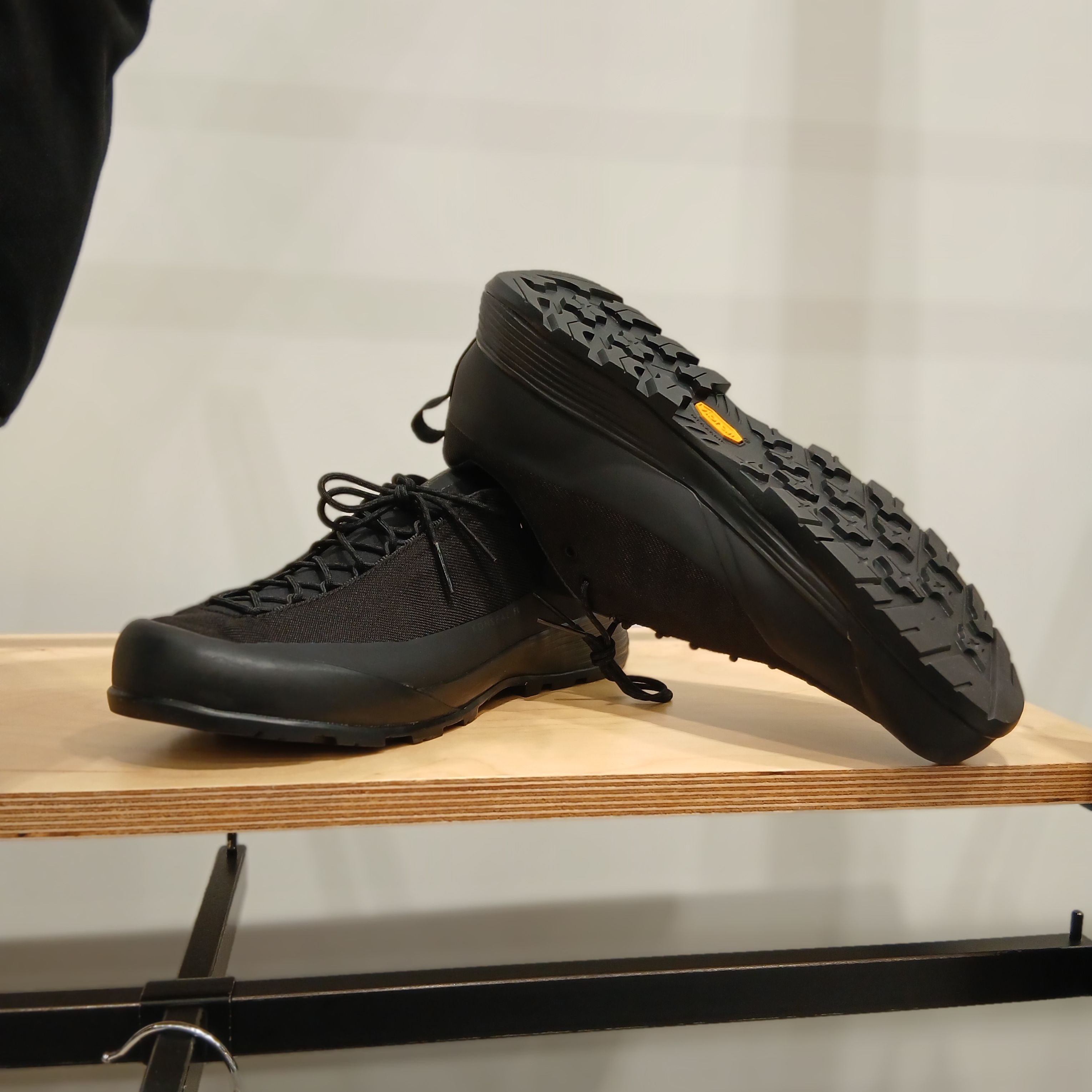 Arc'teryx Konseal FL 2 Black Carbon Copy 착용 스타일 - 3