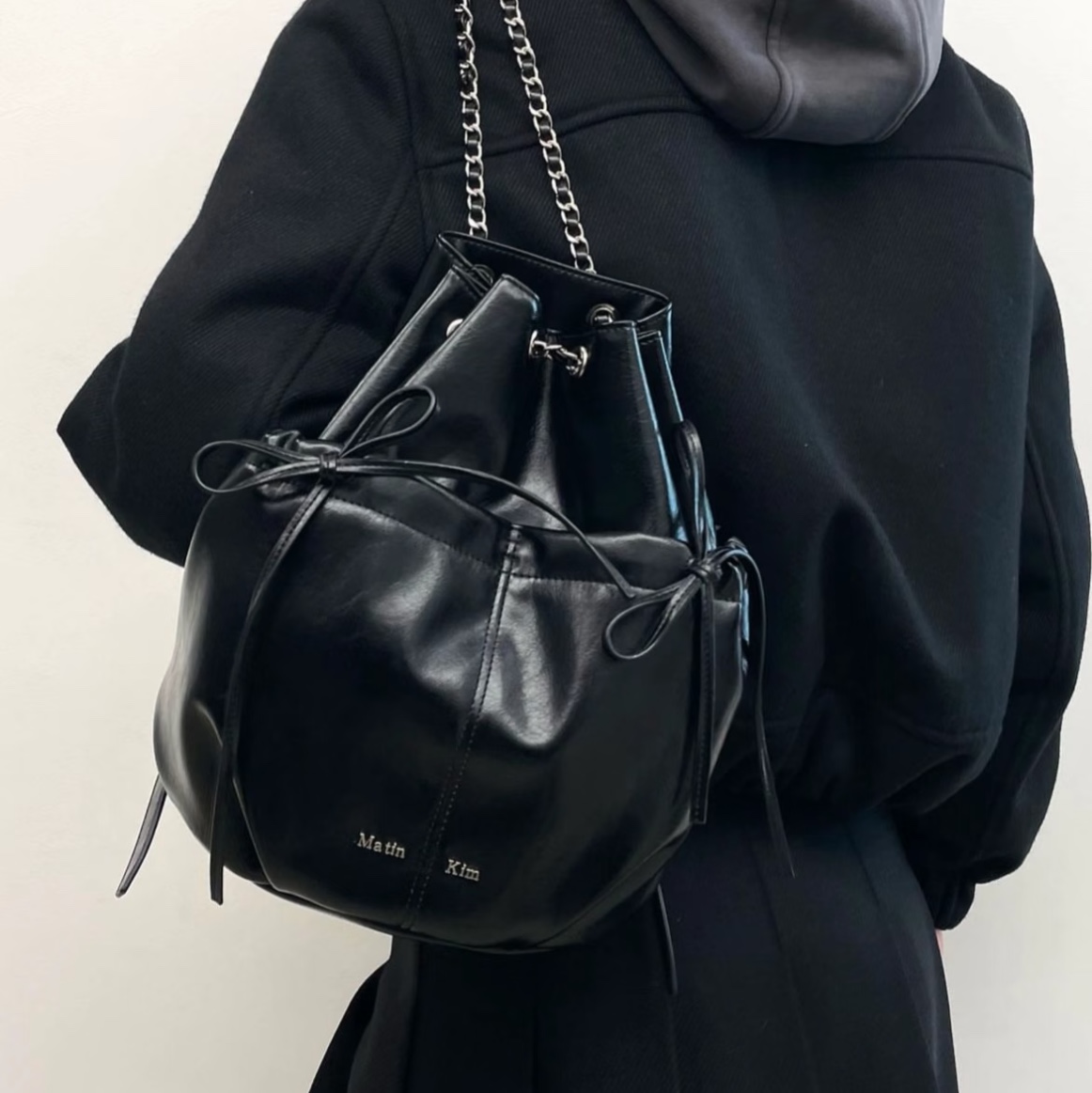 Matin Kim Draw String Ribbon Back Pack Black 착용 스타일