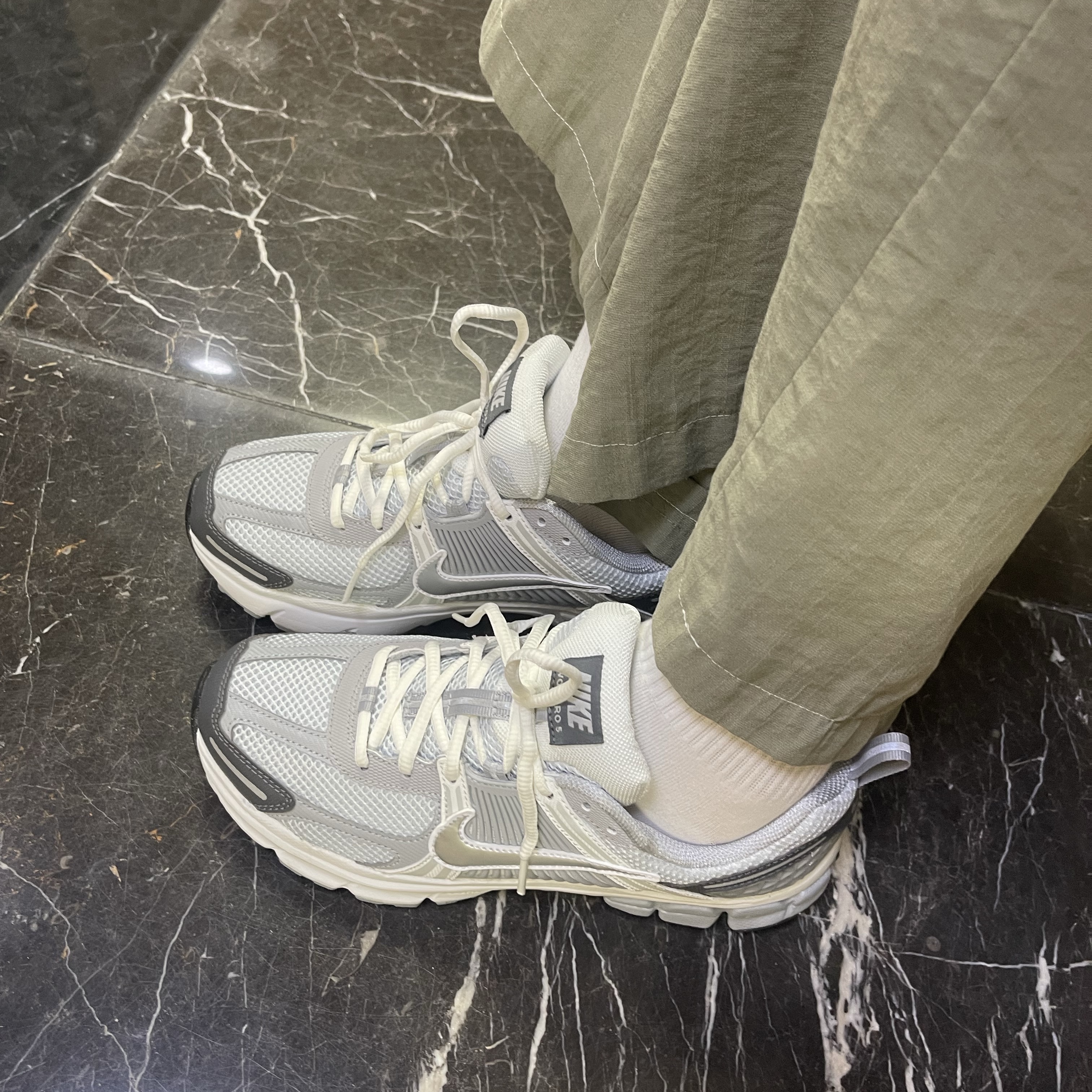 (W) Nike Zoom Vomero 5 Photon Dust and Metallic Silver 착용 스타일