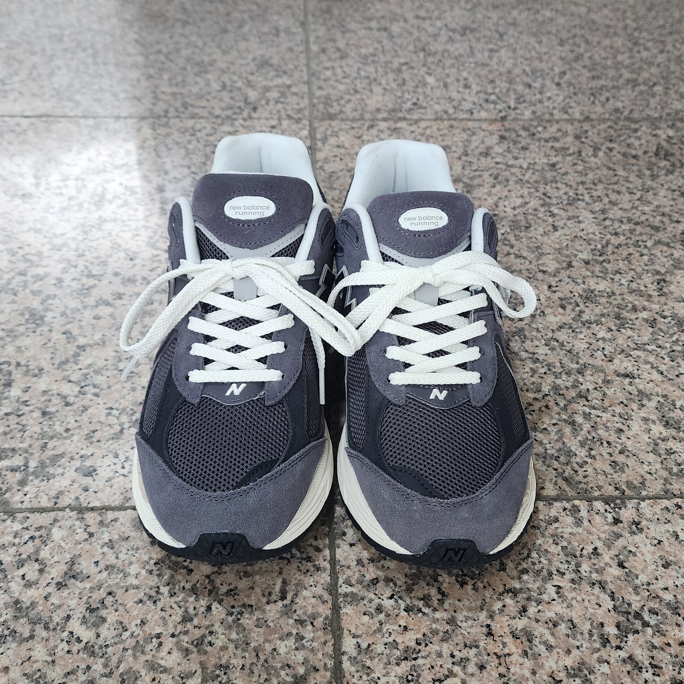 New Balance 2002R Magnet Phantom 착용 스타일 - 4