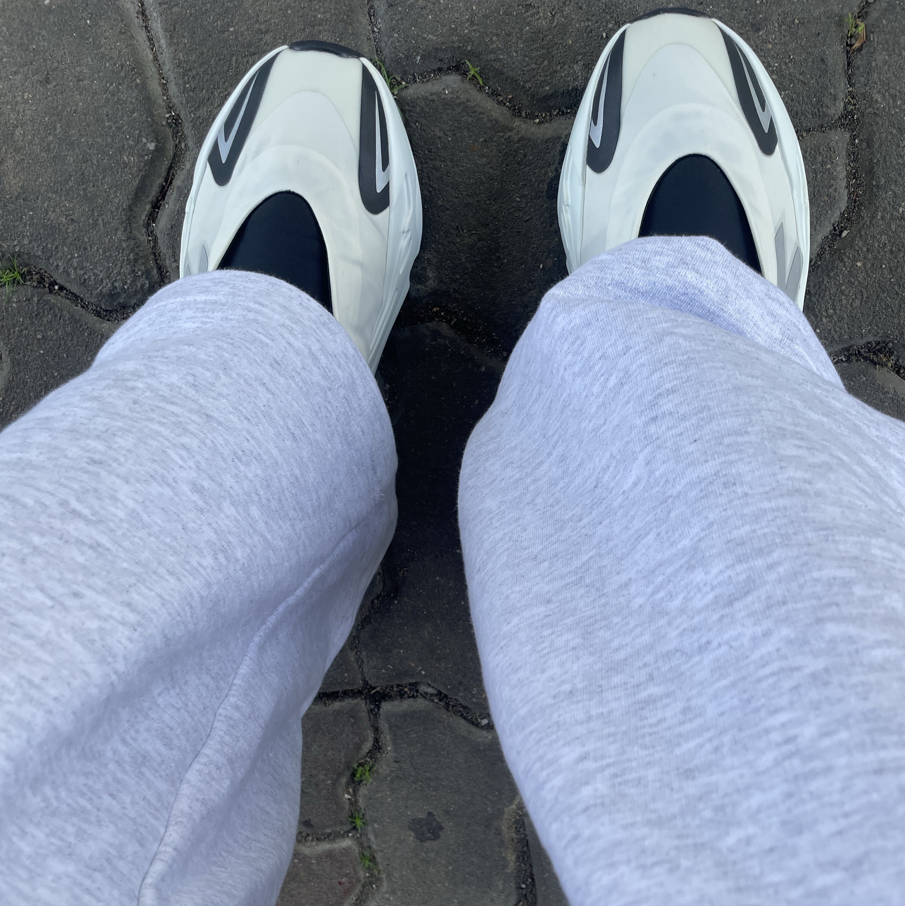 Yeezy x Gosha Rubchinskiy YZY Black Dogs Jogger Heather Grey, Adidas Yeezy Boost 700 MNVN Analog 착용 스타일 - 2