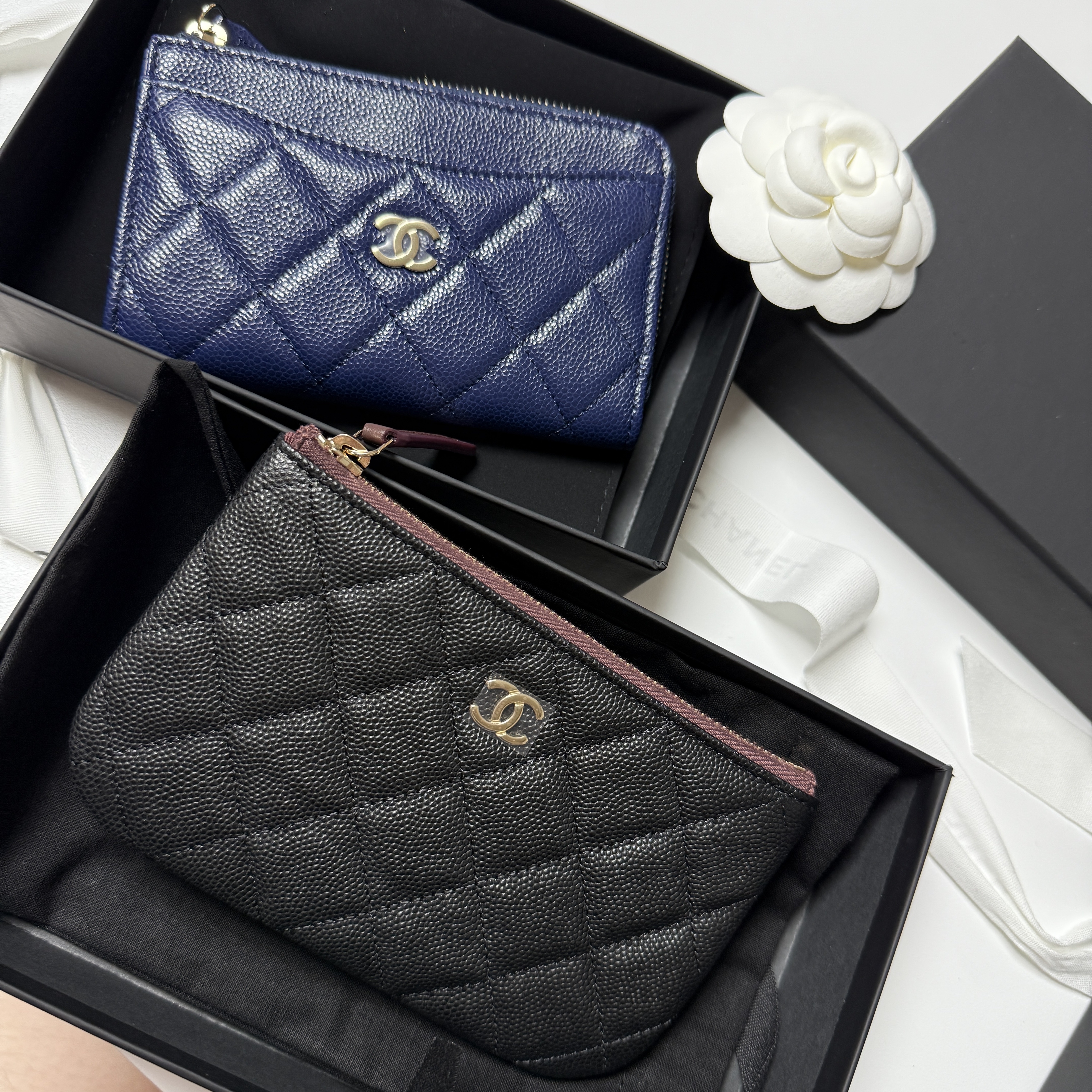 Chanel Card Holder Grained Shiny Calfskin & Gold Black, Chanel Classic Mini Pouch Grained Calfskin & Silver Black 착용 스타일