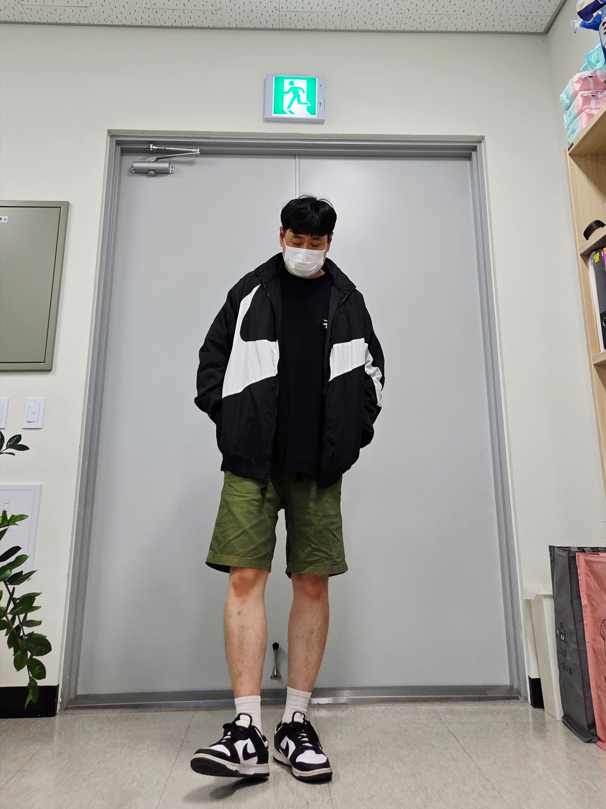 Nike Dunk Low Retro Black, Nike NSW Big Swoosh Woven Jacket Black - Asia 착용 스타일 - 2