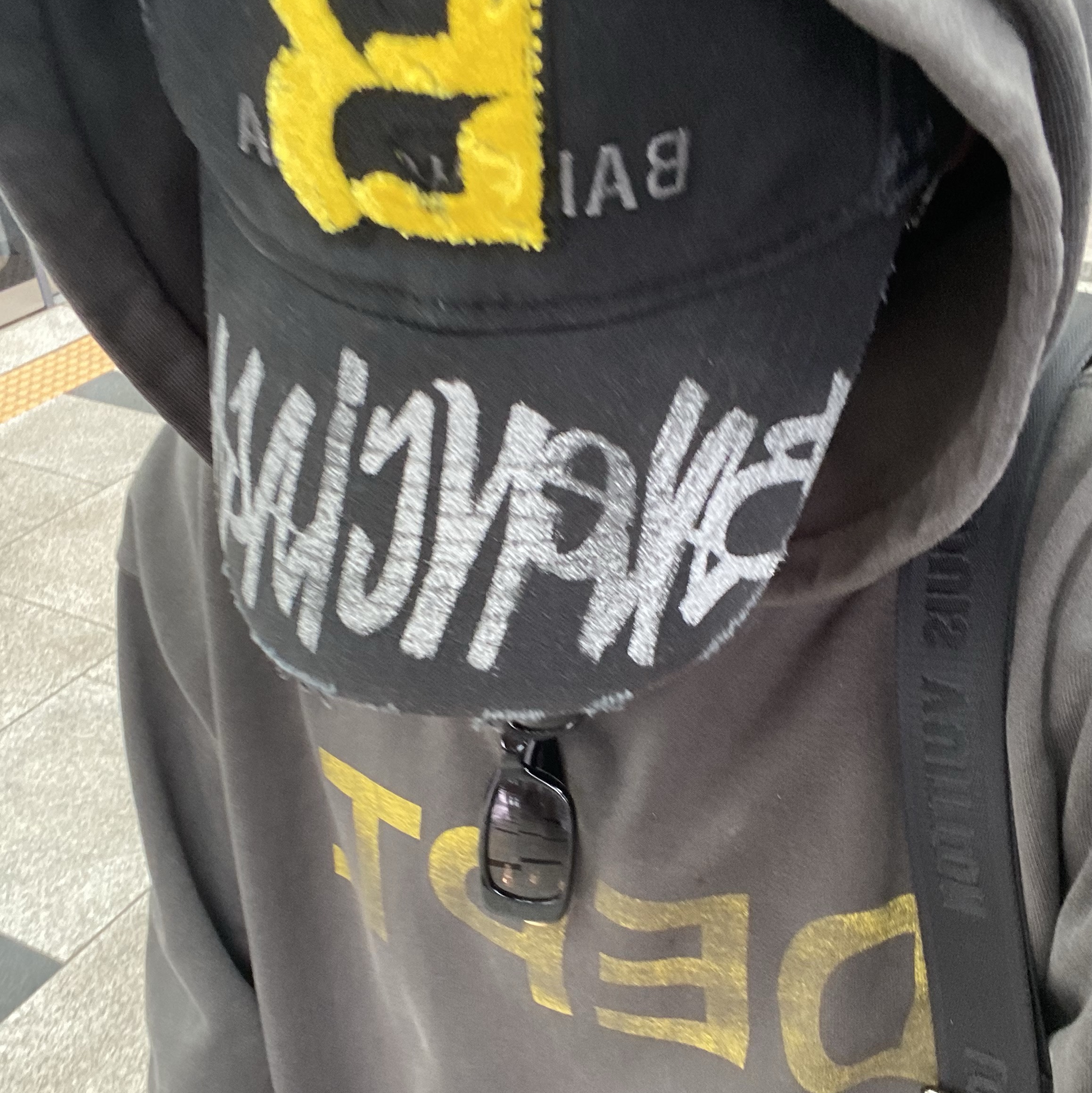 Balenciaga Upcycled Cap Dark Green, Gallery Dept. Size Logo Hoodie Black 착용 스타일