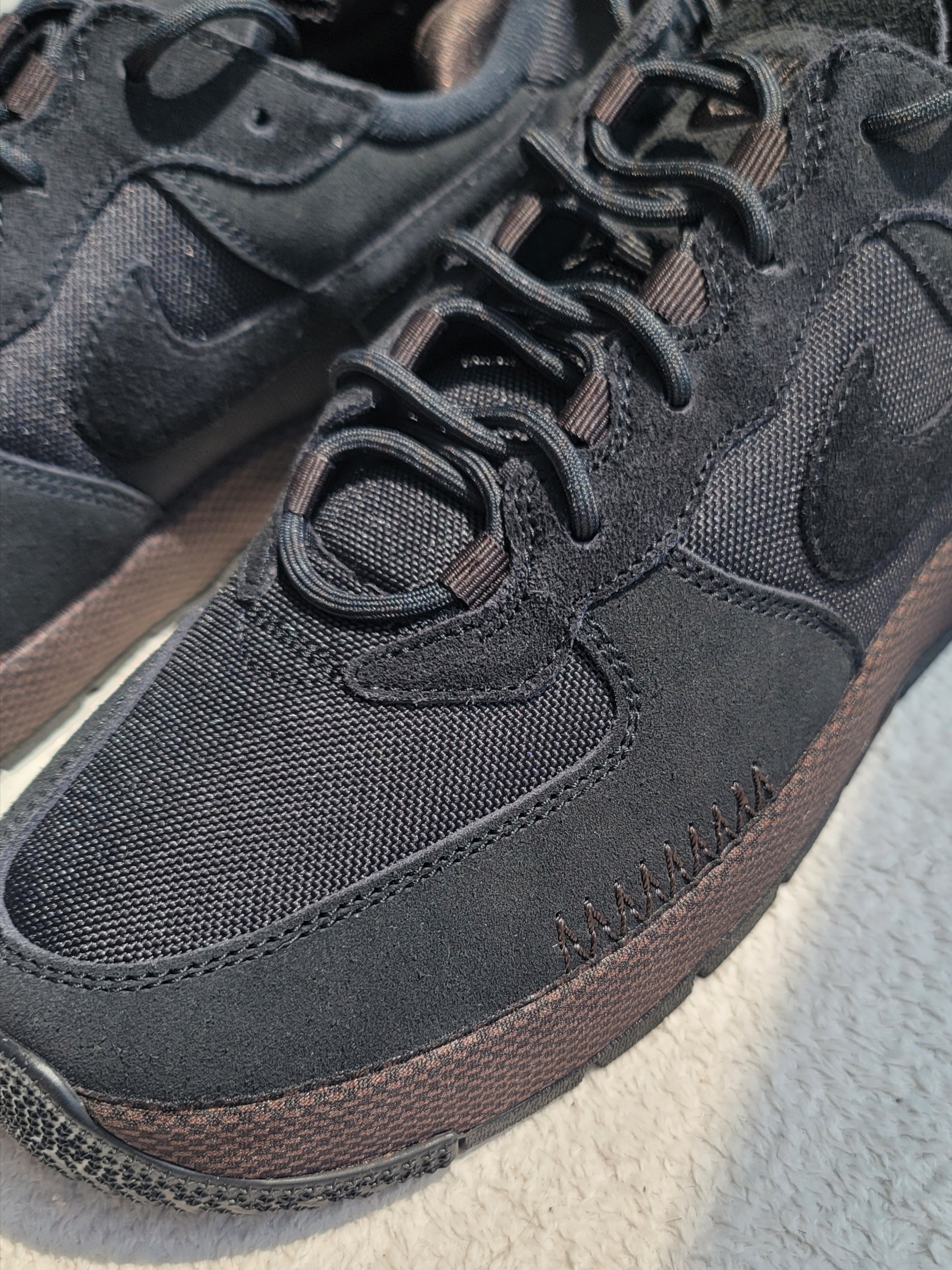 (W) Nike Air Force 1 Black Velvet Brown 착용 스타일 - 4