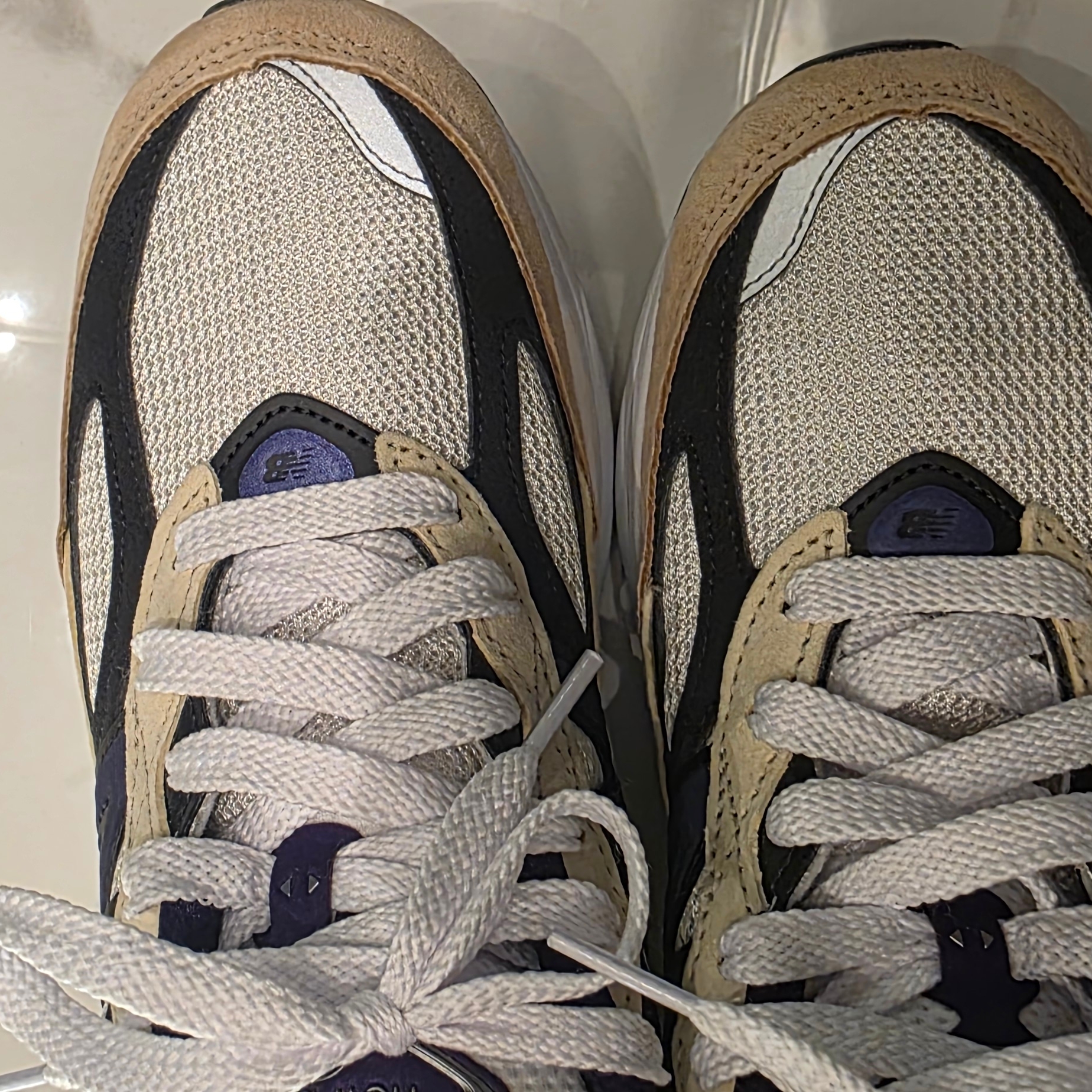 New Balance 990v6 Made in USA White Black Plum 착용 스타일 - 3