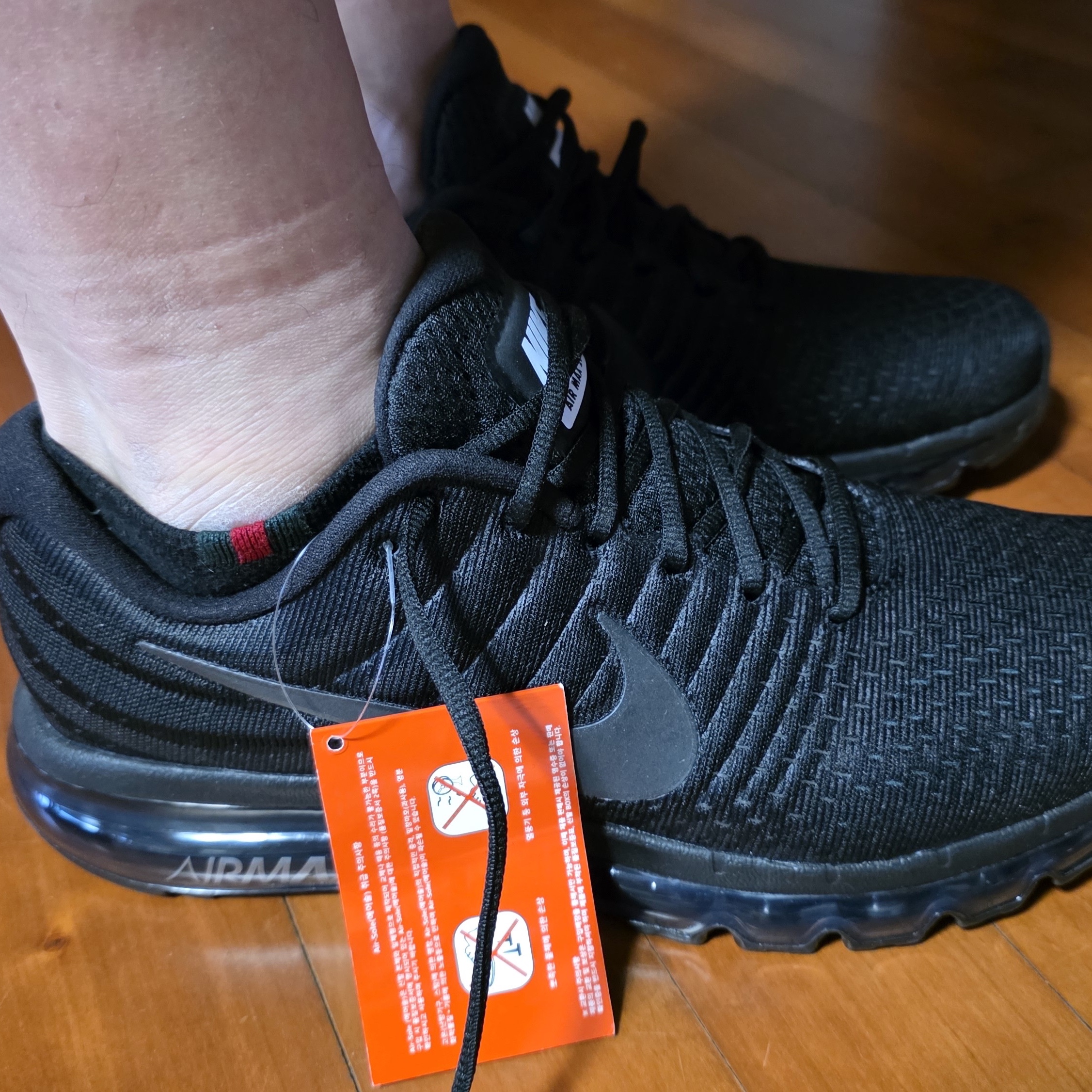 Nike Air Max 2017 Triple Black 착용 스타일