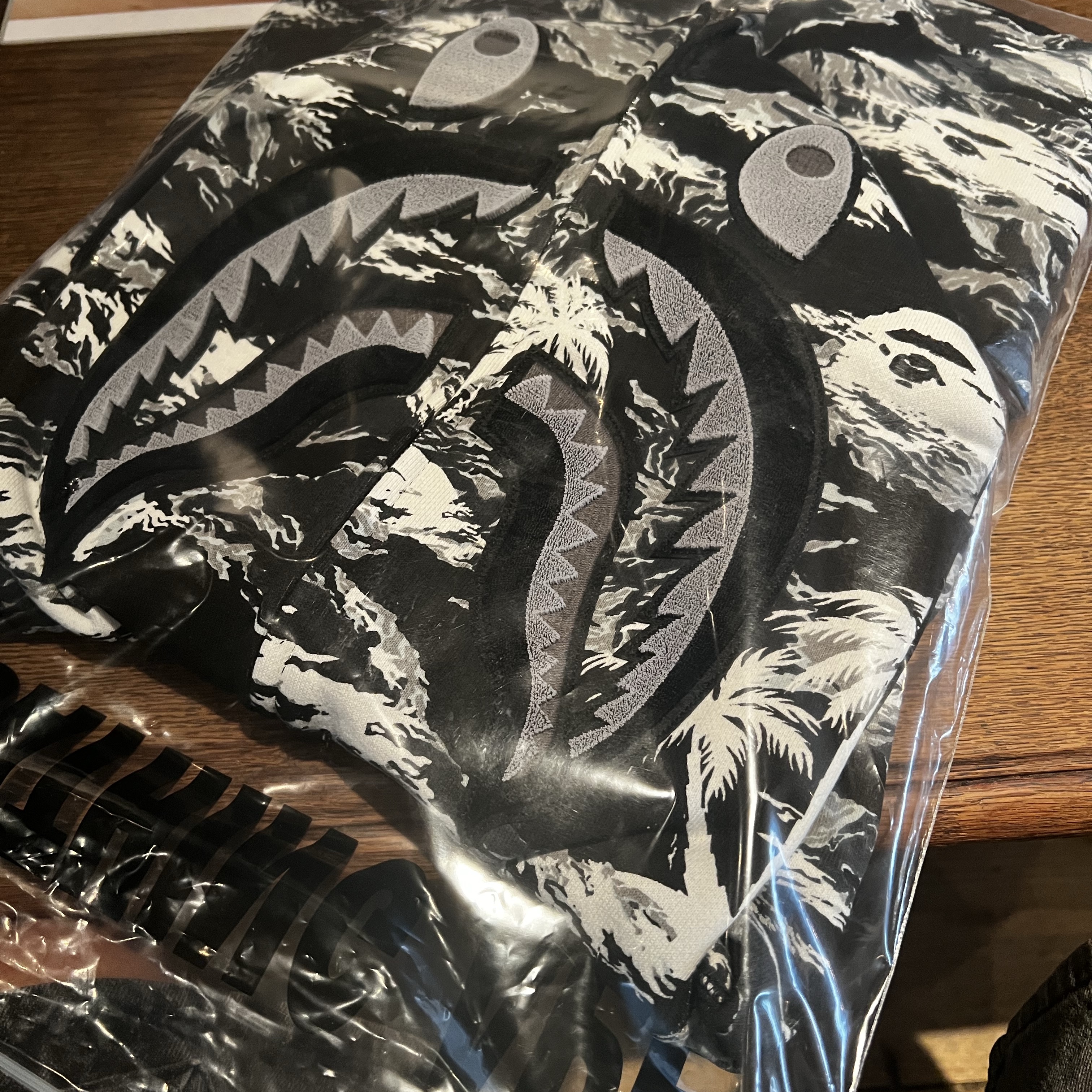 BAPE Palm Tree Camo Relaxed Fit Shark Full Zip Hoodie Black 착용 스타일