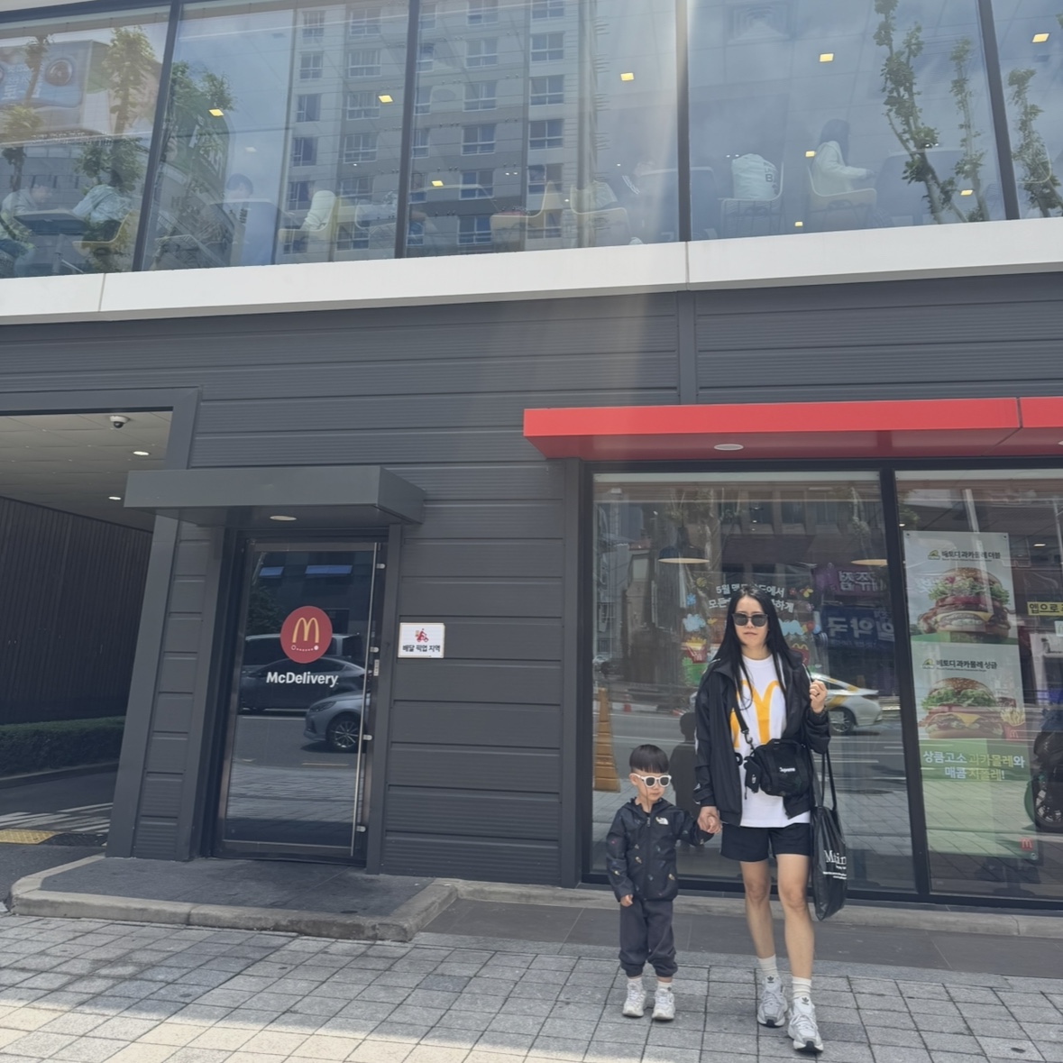 Palace x McDonald's Logo T-Shirt White - 23FW, Supreme Mesh Mini Duffle Bag Black - 25SS 착용 스타일