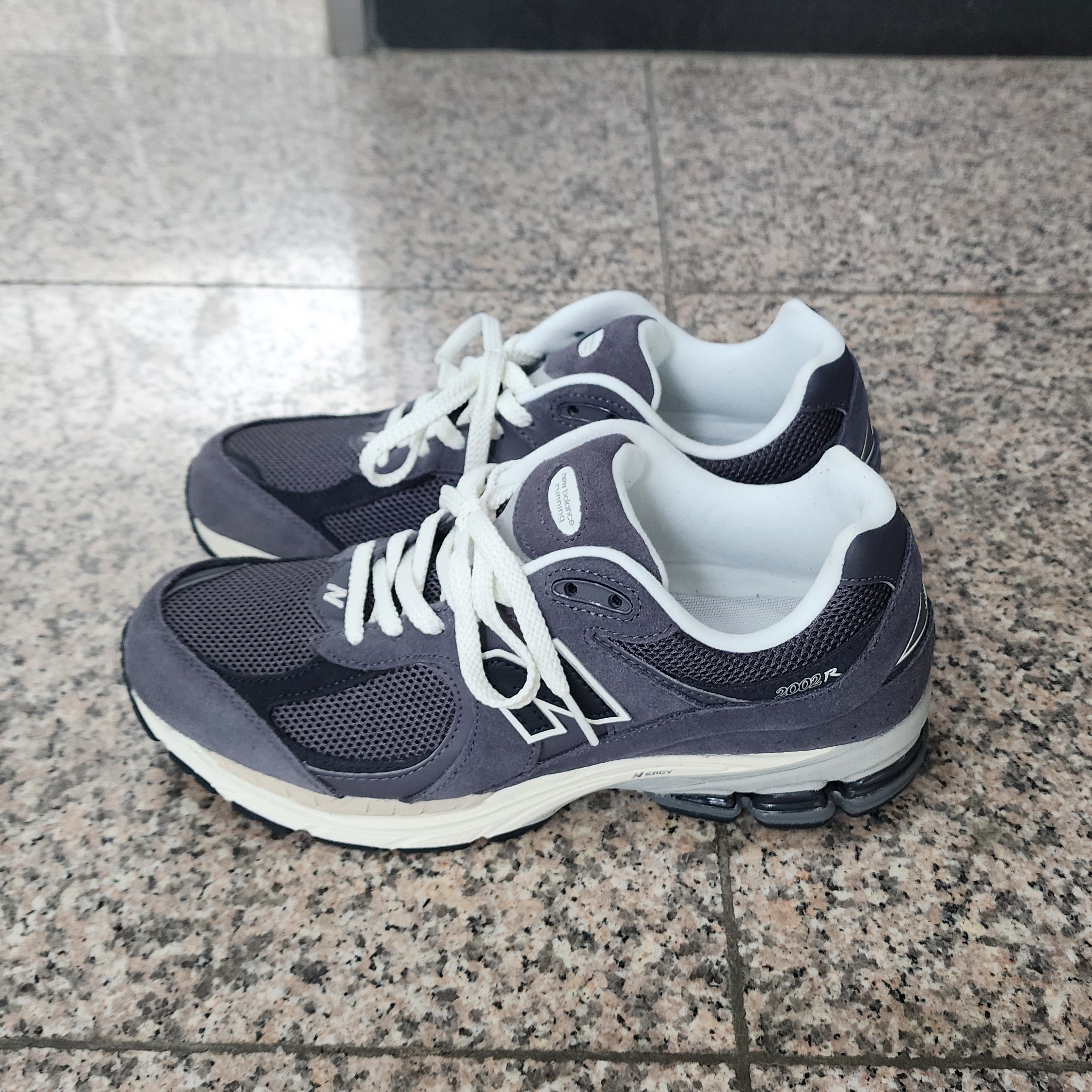 New Balance 2002R Magnet Phantom 착용 스타일 - 1