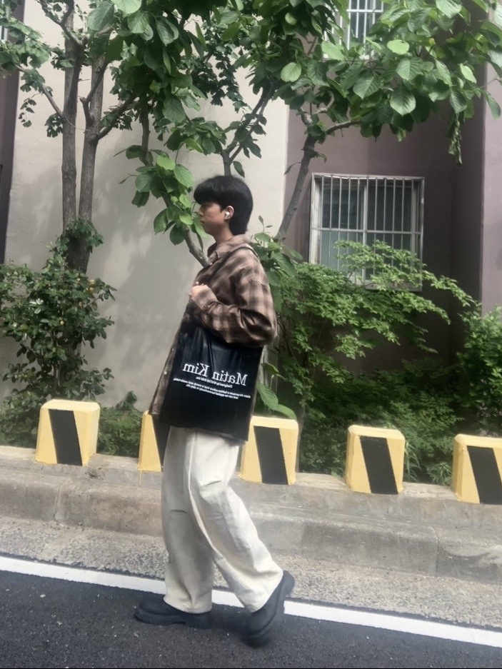 Matin Kim Matin Poppin Ecobag Strong Black 착용 스타일 - 2