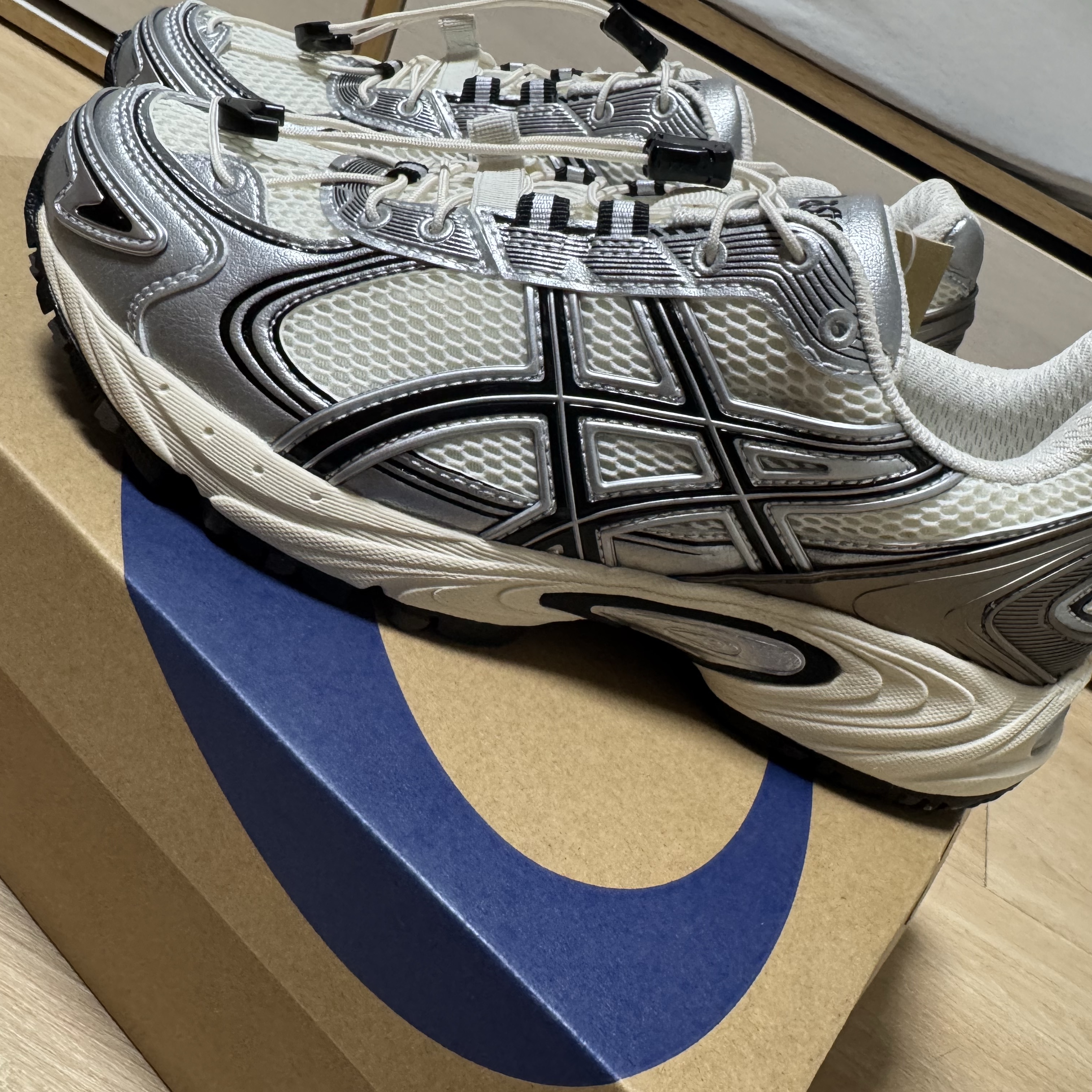 Asics Gel-Kahana TR V4 Silver Black 착용 스타일 - 2