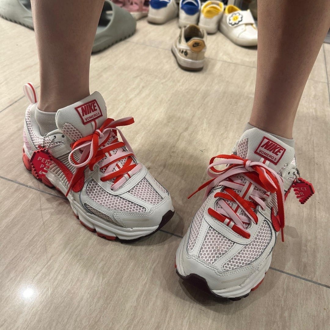 (GS) Nike Zoom Vomero 5 Valentine's Day Summit White Pink Foam 착용 스타일 - 2