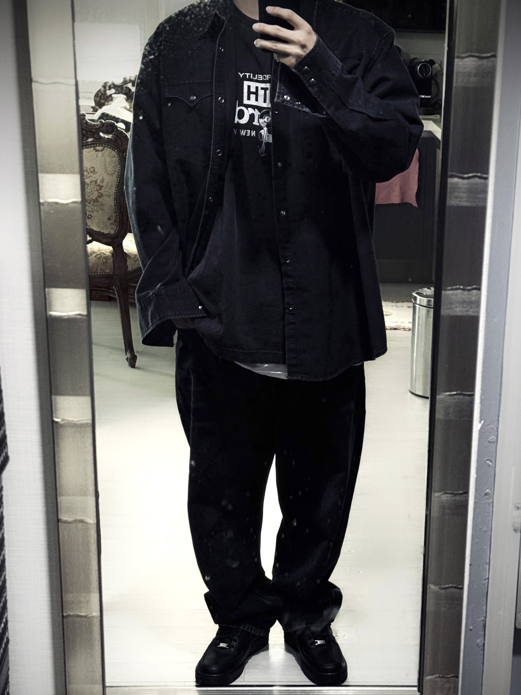 Levi's Barstow Western Shirt Blue, Kith x Peanuts 75th Anniversary Gang's All Here T-Shirt Black 착용 스타일