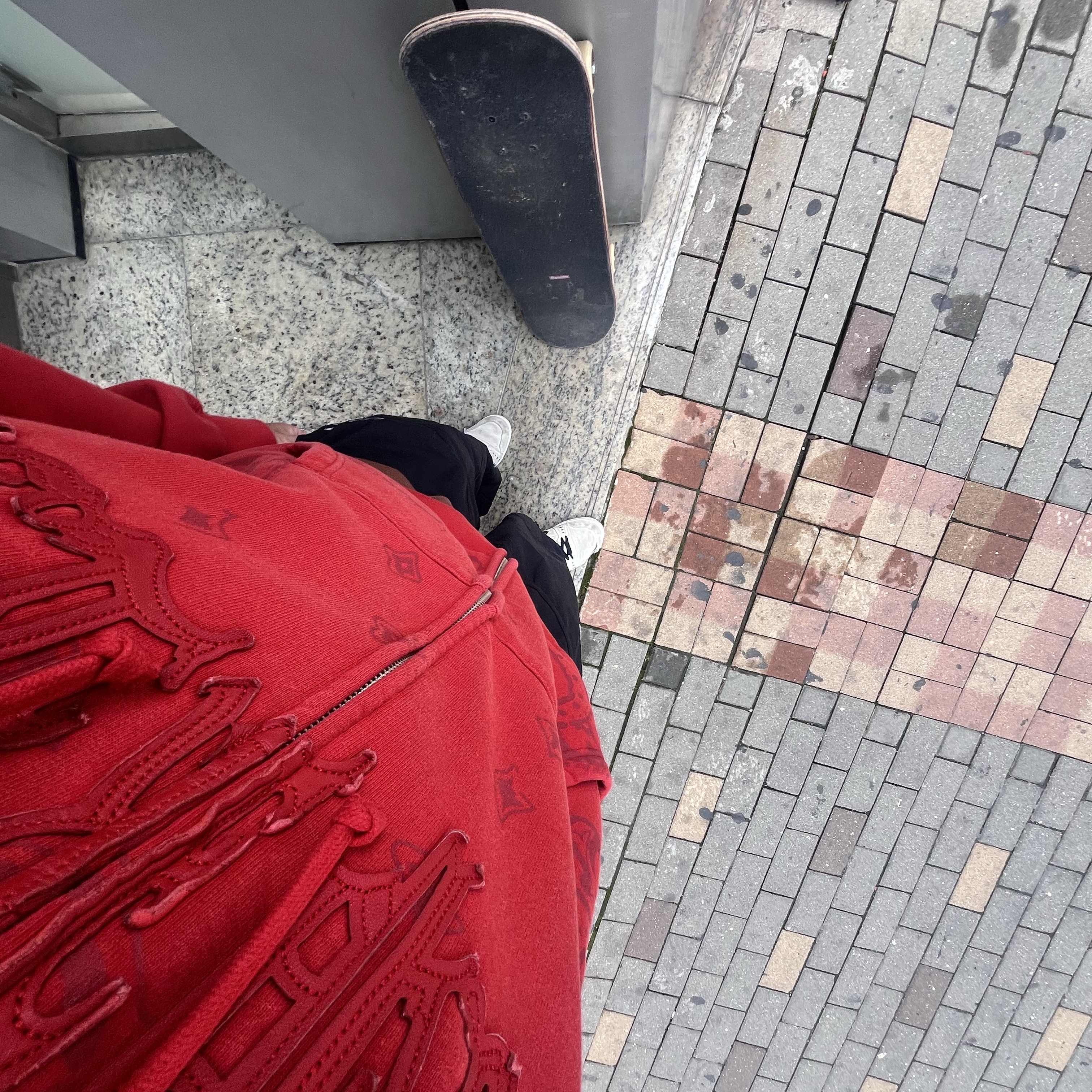 Supreme Leather Applique Zip Up Hooded Sweatshirt Burnt Red - 25SS, Supreme Old English Track Pants Black - 25SS 착용 스타일 - 2