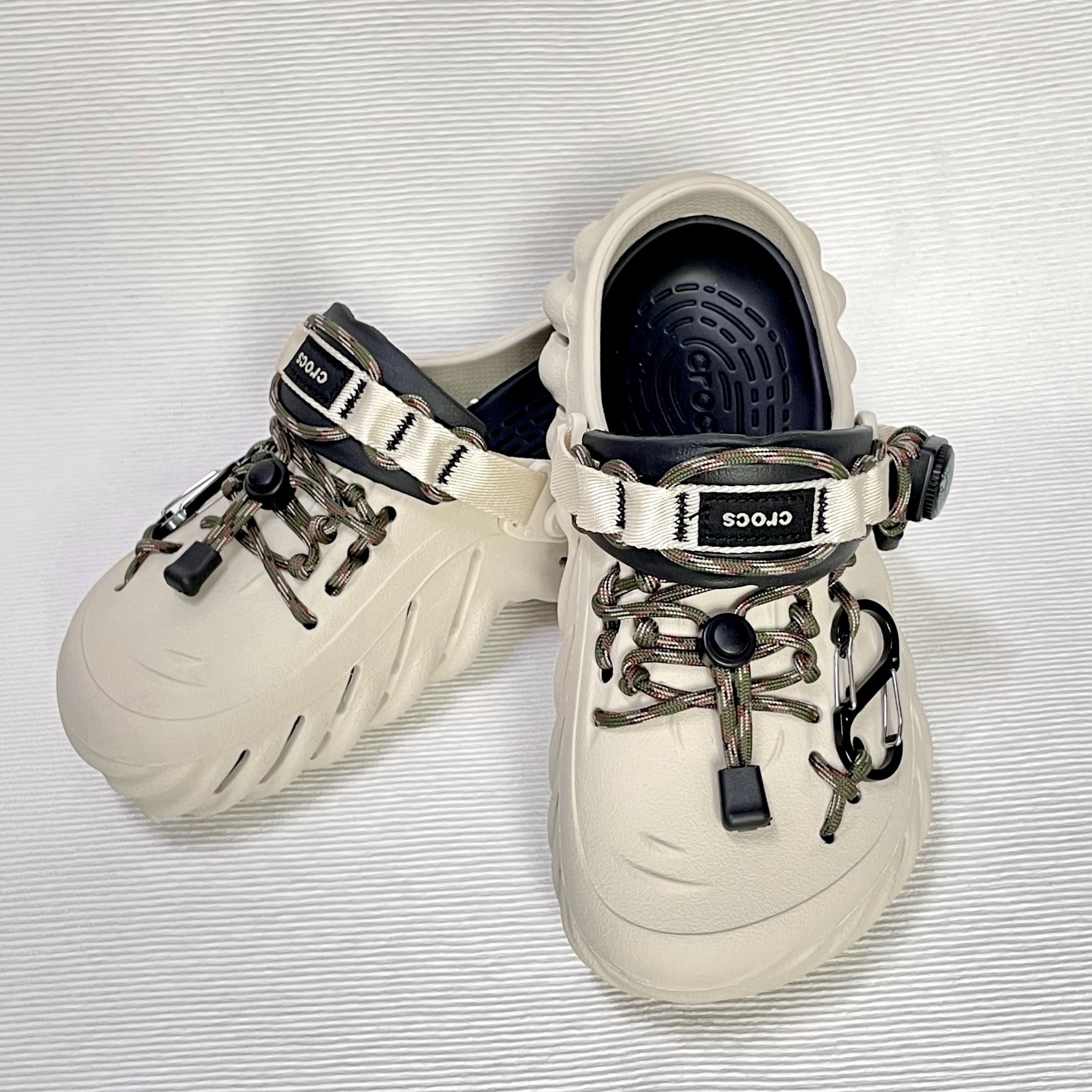 Crocs Echo Clog Bone Black 착용 스타일 - 2