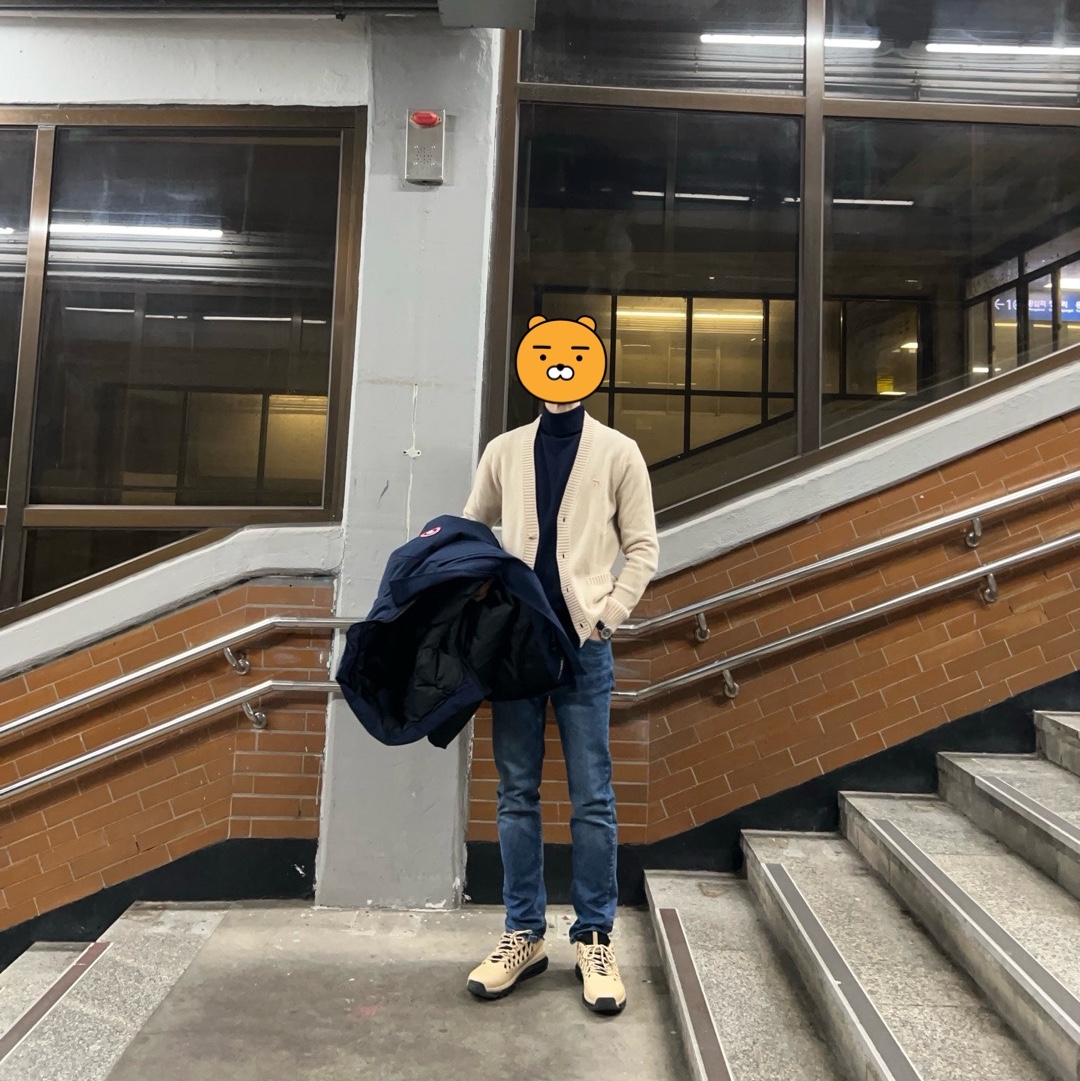 Maison Kitsune Baby Fox Patch Cosy Cardigan Beige, Maison Kitsune Fox Head Patch Turtleneck Pullover Blue Melange 착용 스타일