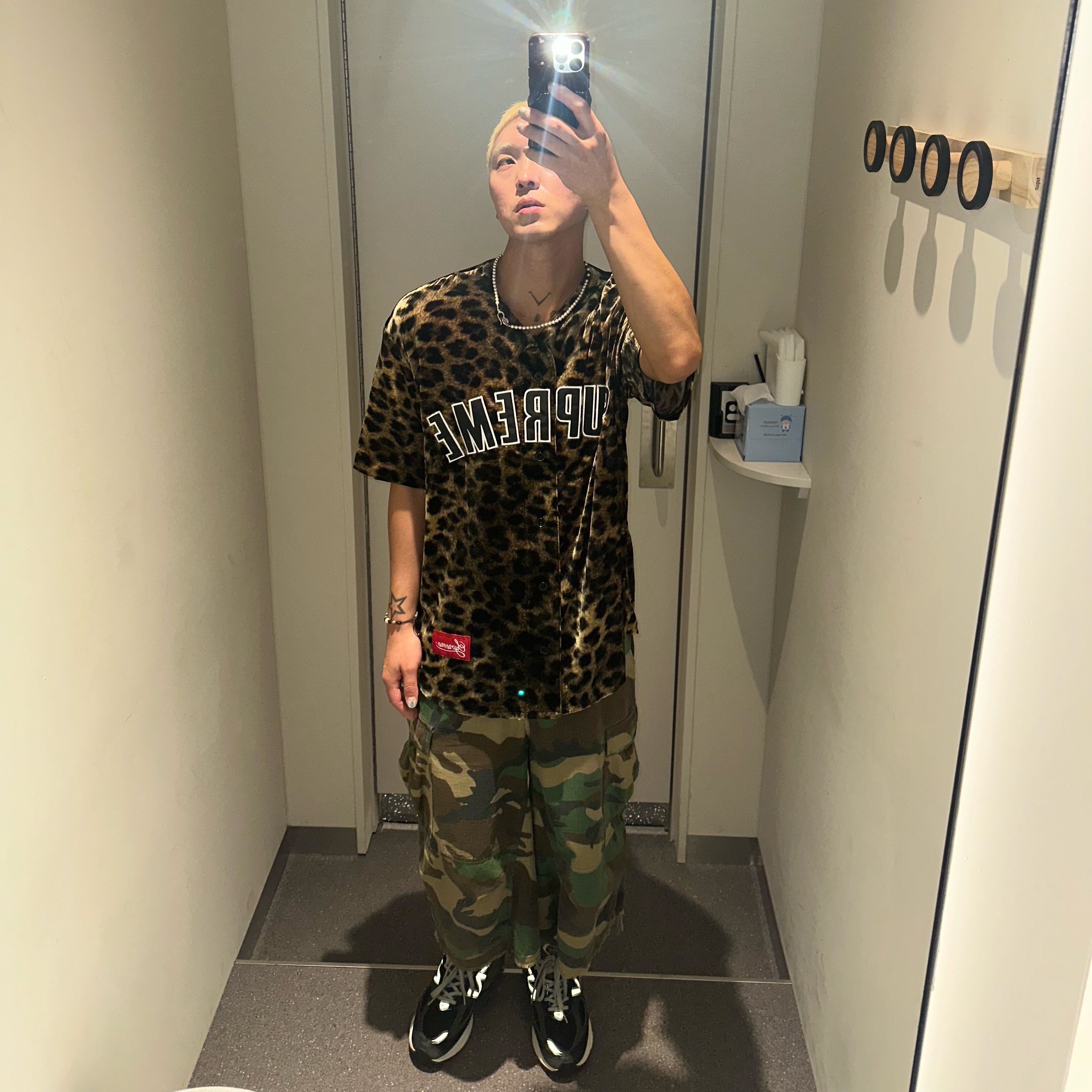 Supreme Velvet Baseball Jersey Leopard - 25SS, New Balance 990v6 Made in USA Black White 착용 스타일 - 1