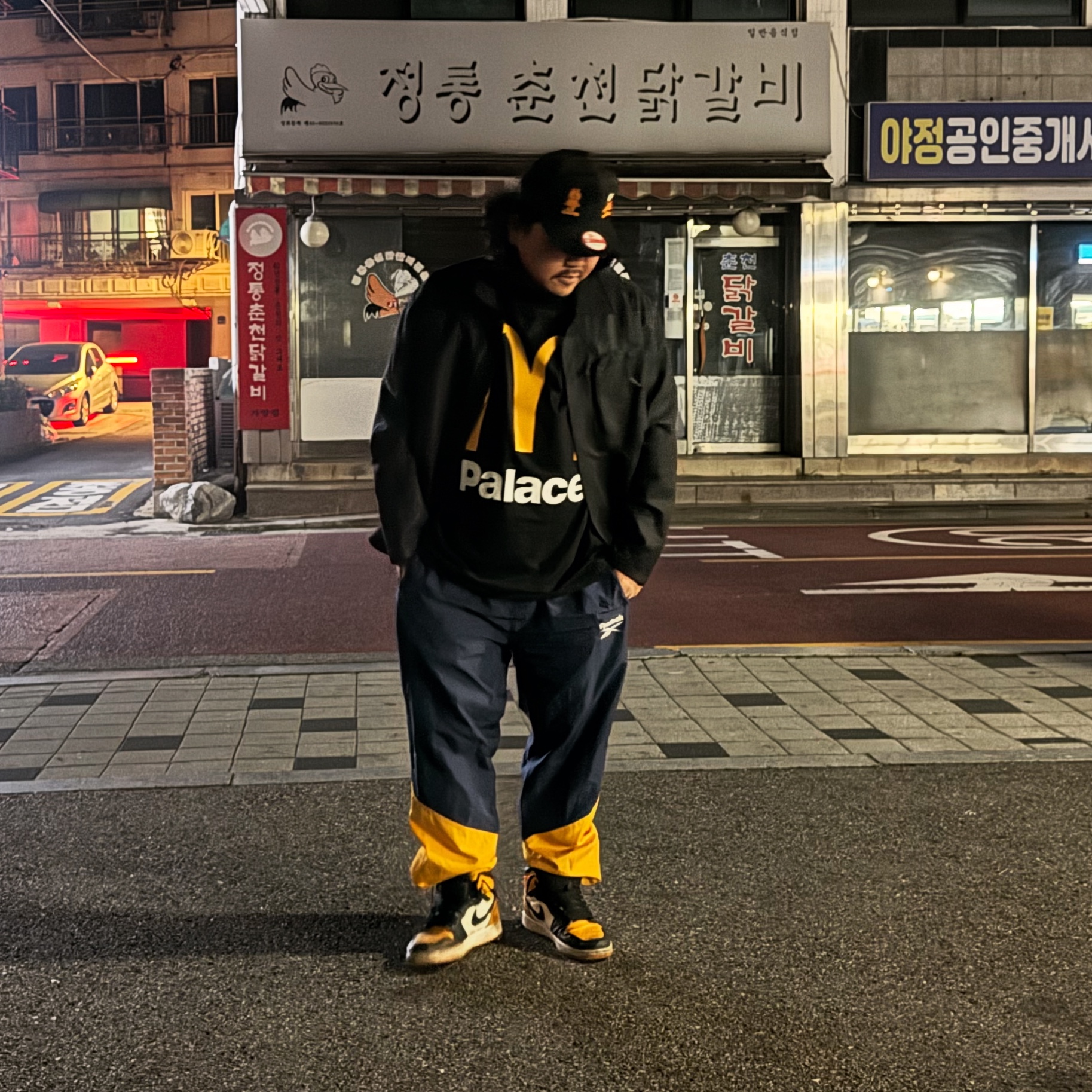 Palace x McDonald's Logo T-Shirt Black - 23FW, Jordan 1 Retro High OG Taxi 착용 스타일