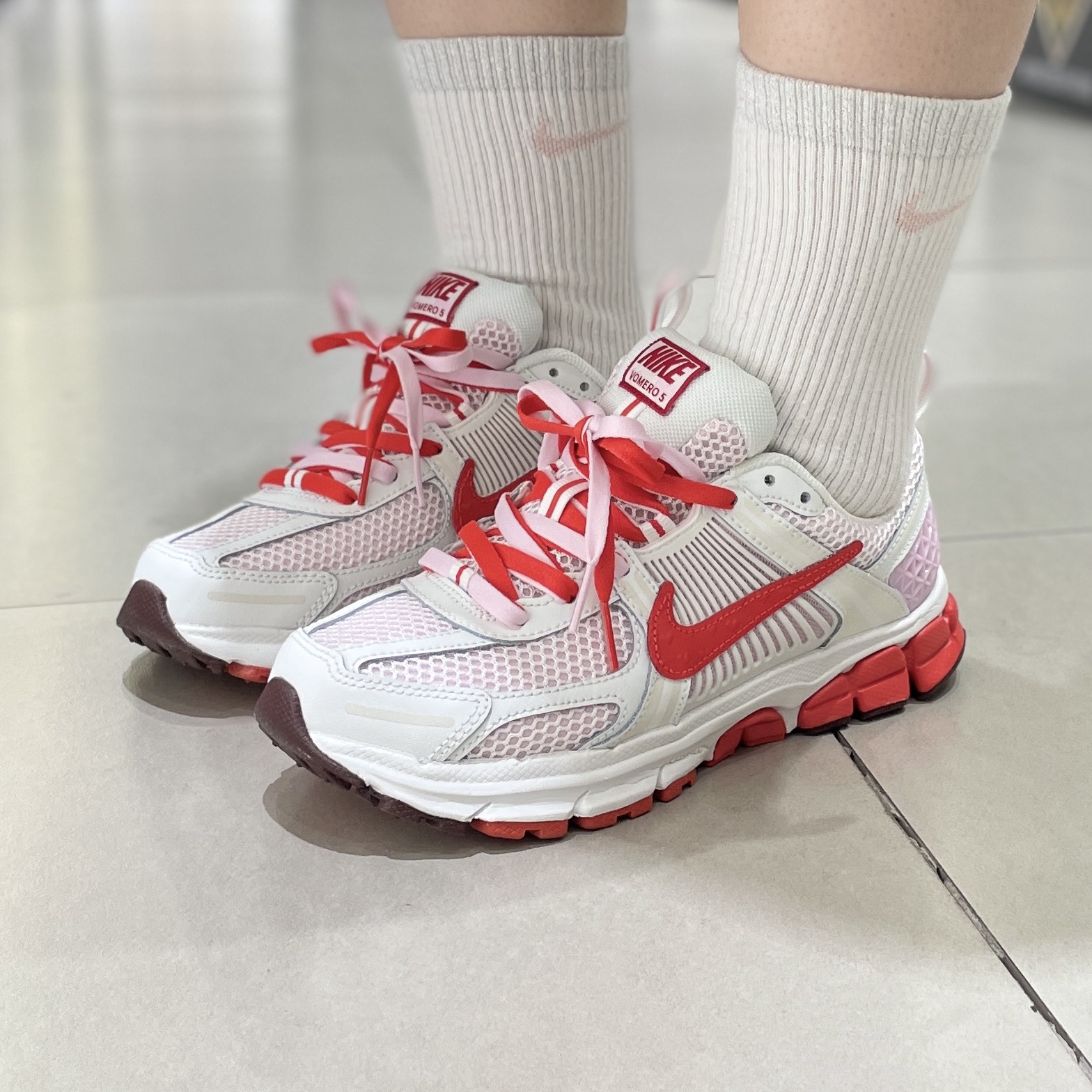 (GS) Nike Zoom Vomero 5 Valentine's Day Summit White Pink Foam 착용 스타일 - 1