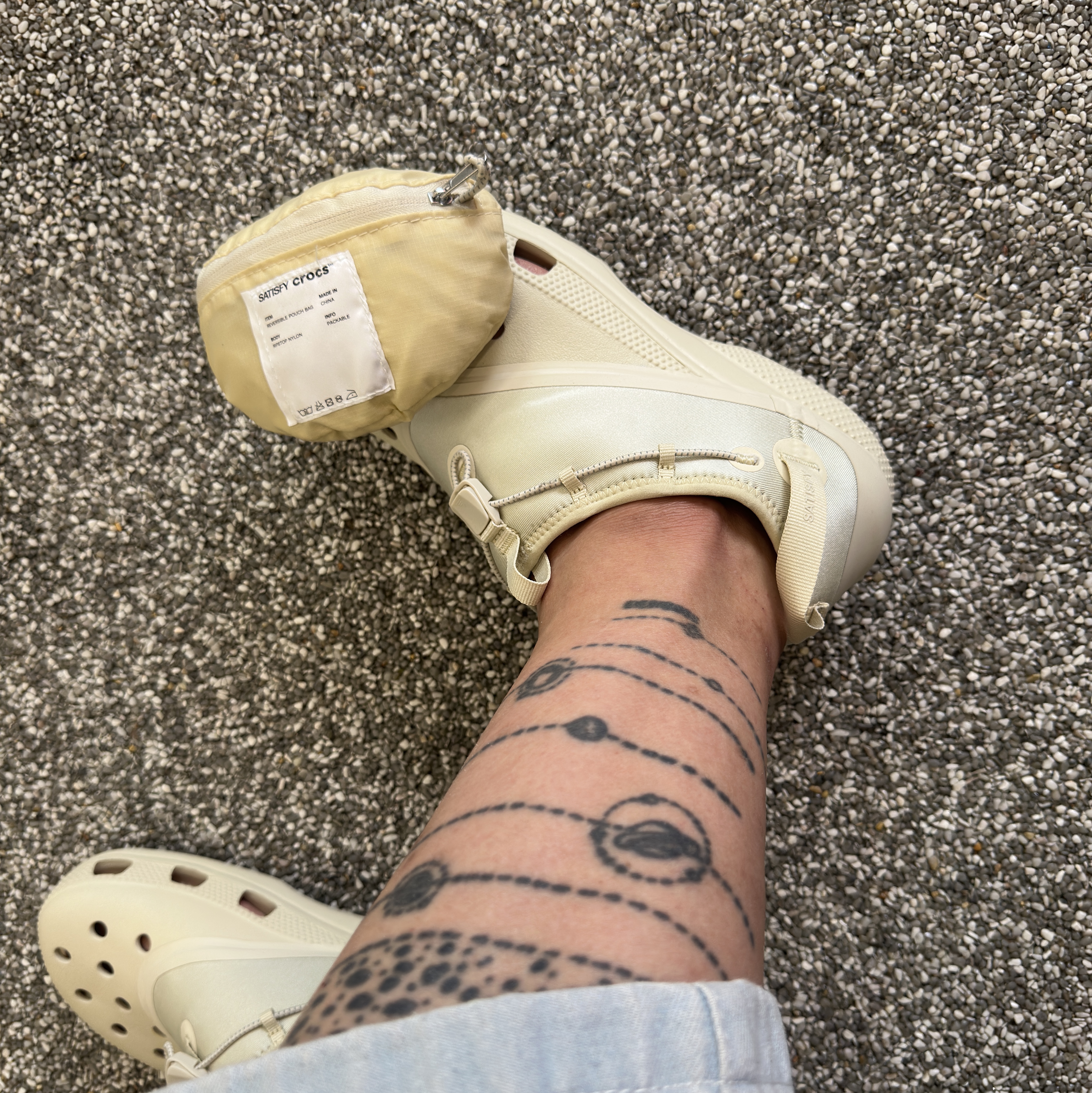 Crocs x Satisfy Classic Clog Bone, Our Legacy Borrowed Shirt Picnic Check Crude Seersucker 착용 스타일 - 5